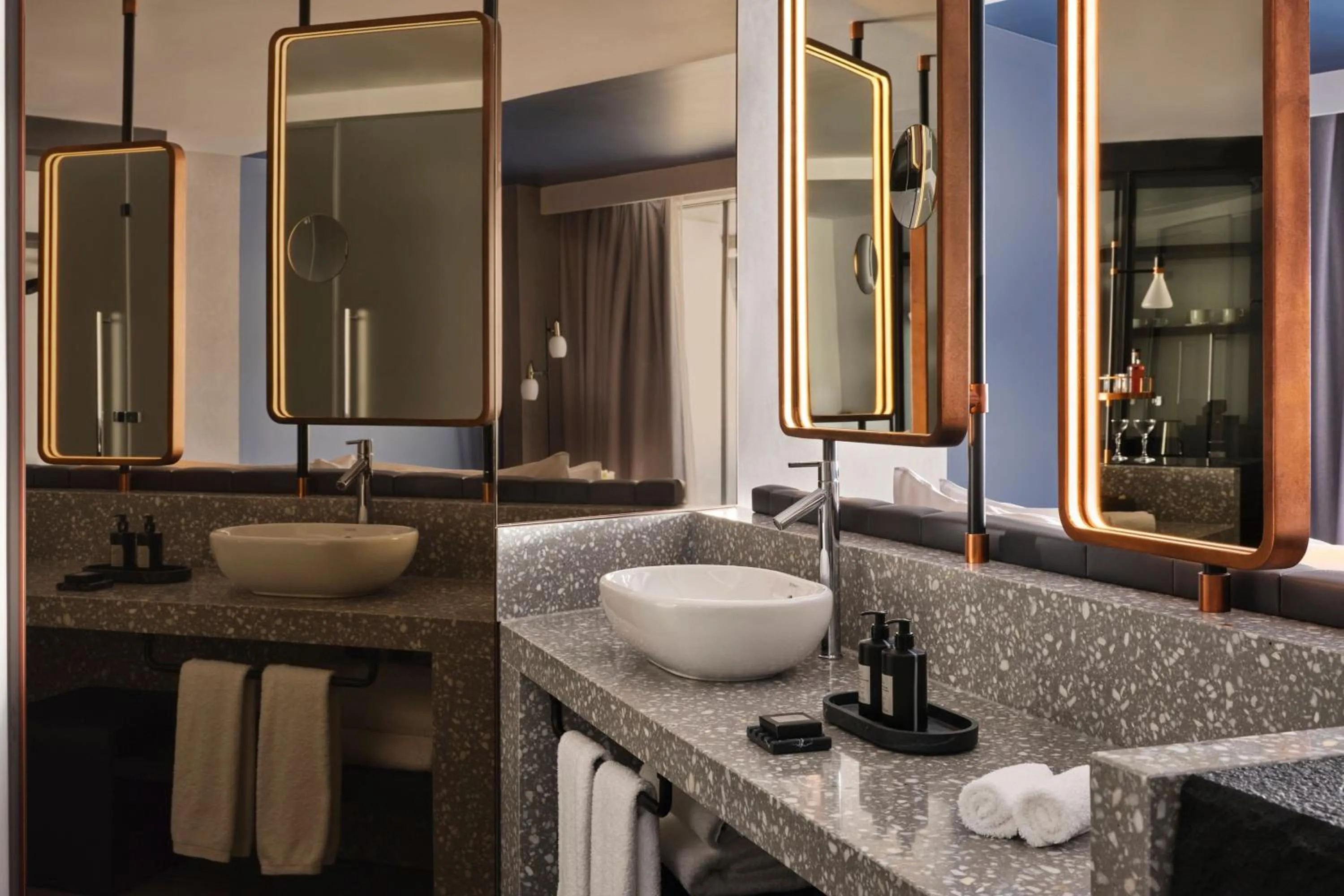 Photo of the whole room in W Edinburgh