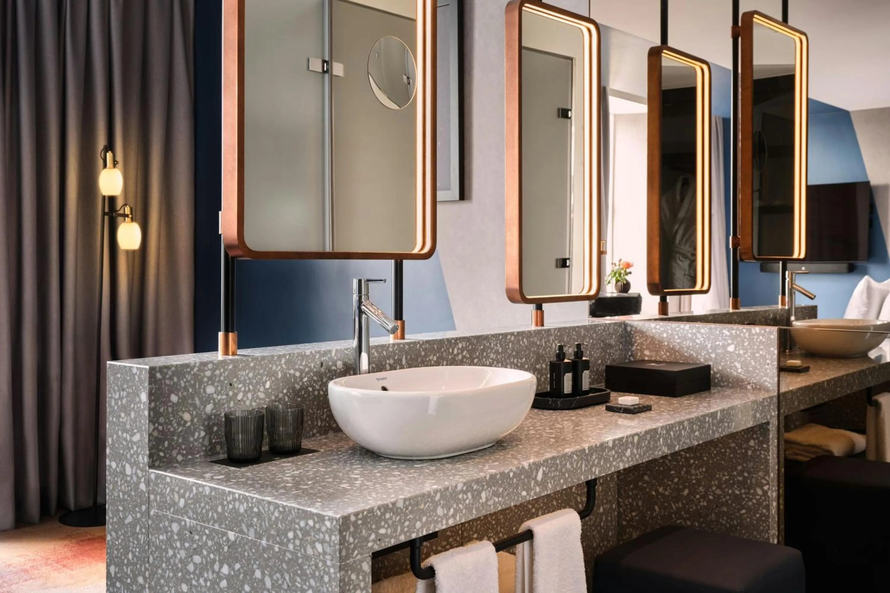 Photo of the whole room in W Edinburgh