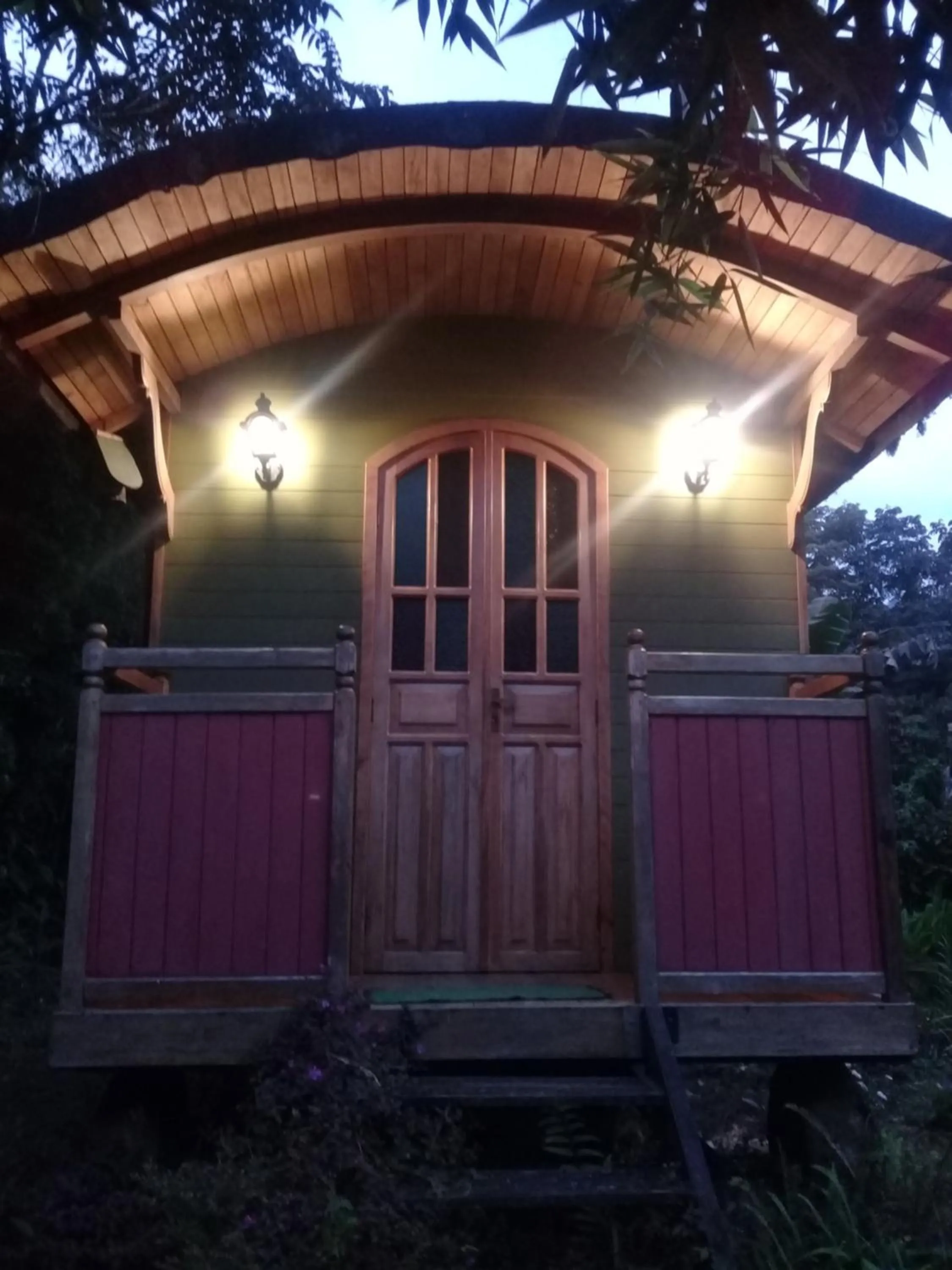 Photo of the whole room in Hosteria La Roulotte - Mindo