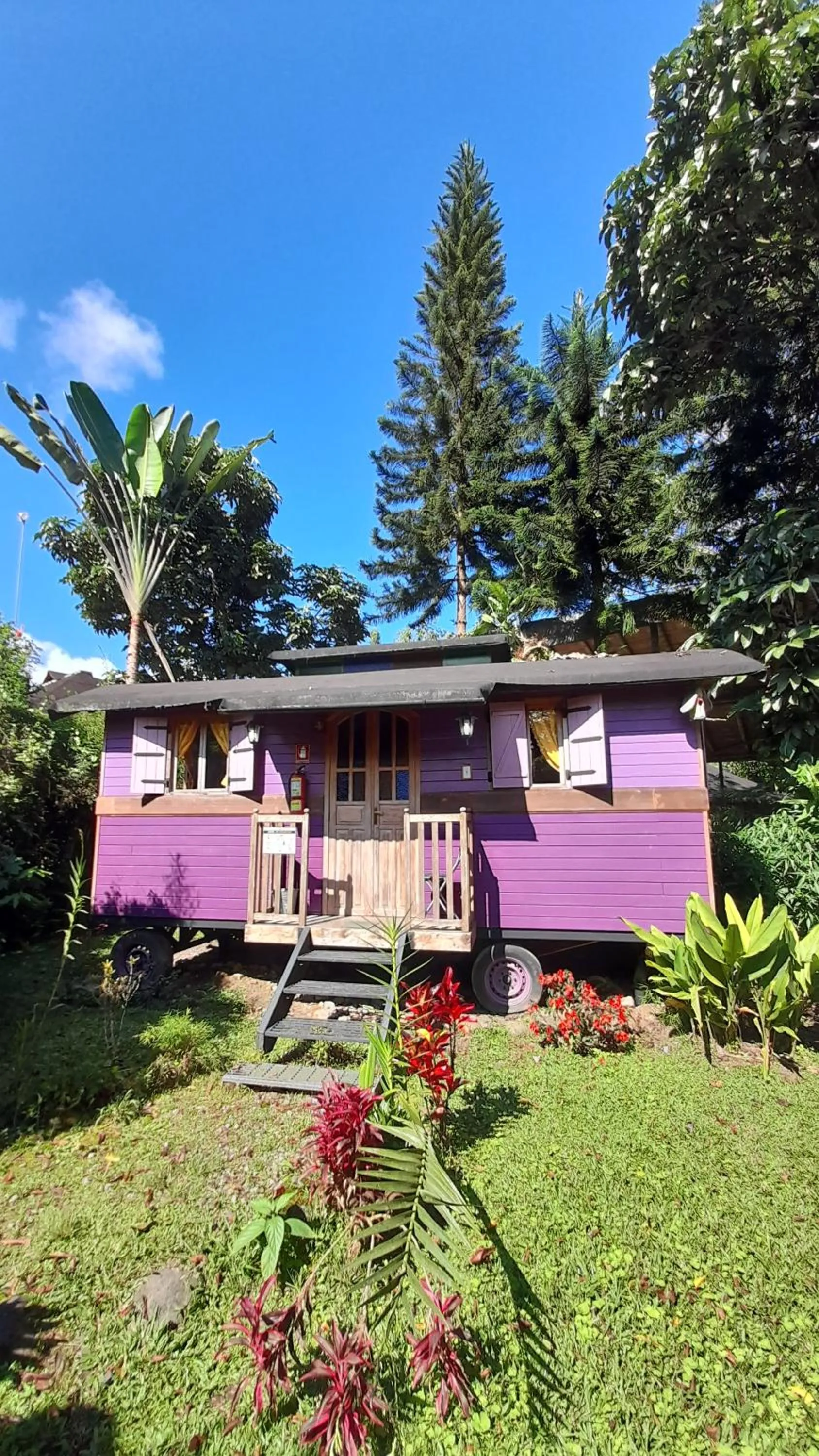 Property building in Hosteria La Roulotte - Mindo