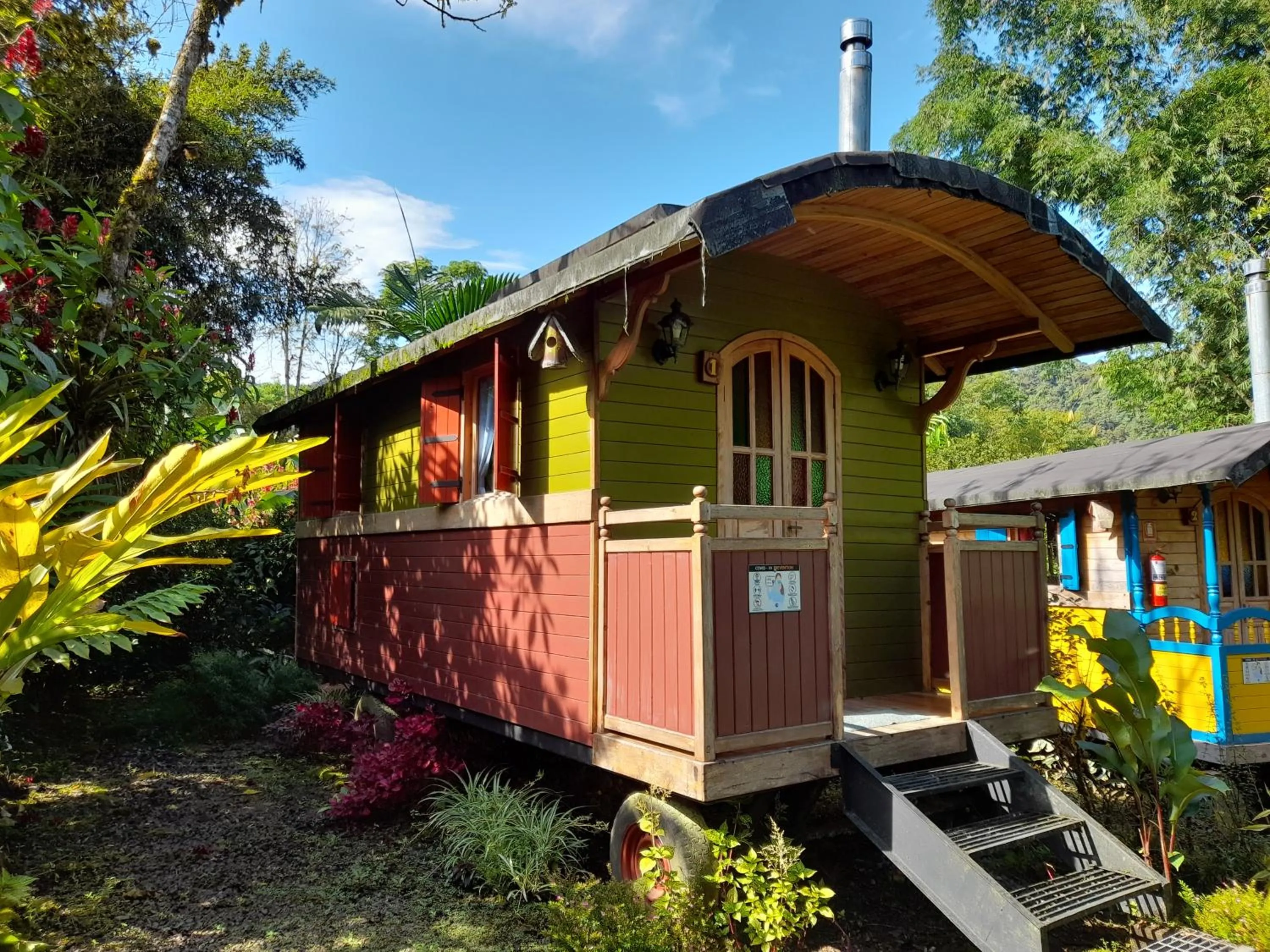 Property building in Hosteria La Roulotte - Mindo