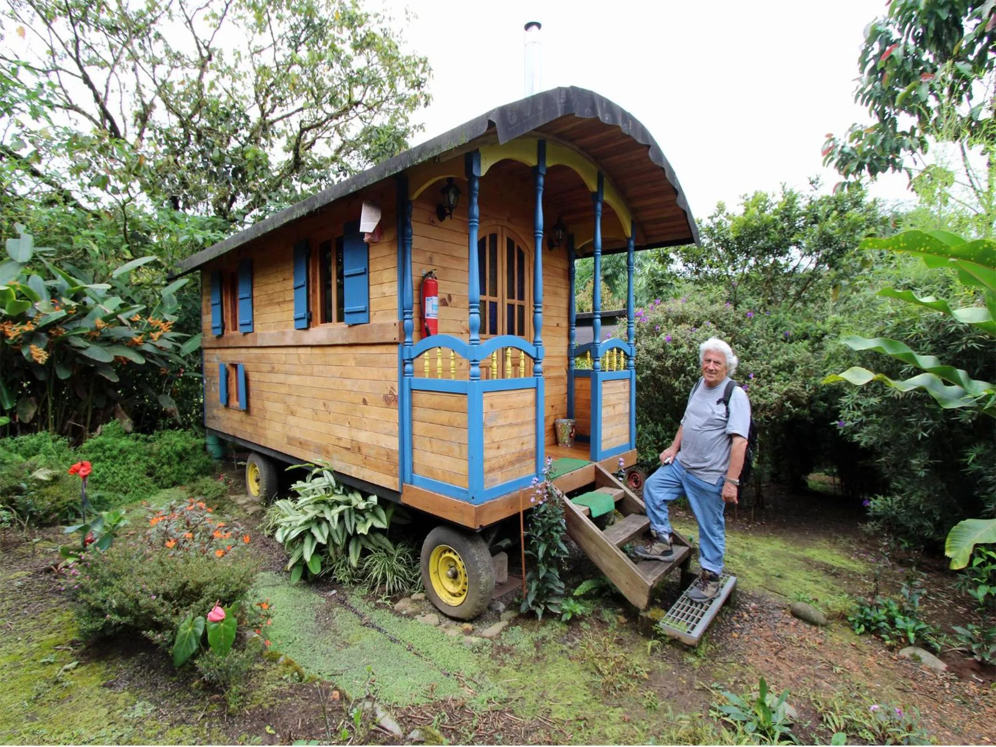 Photo of the whole room in Hosteria La Roulotte - Mindo