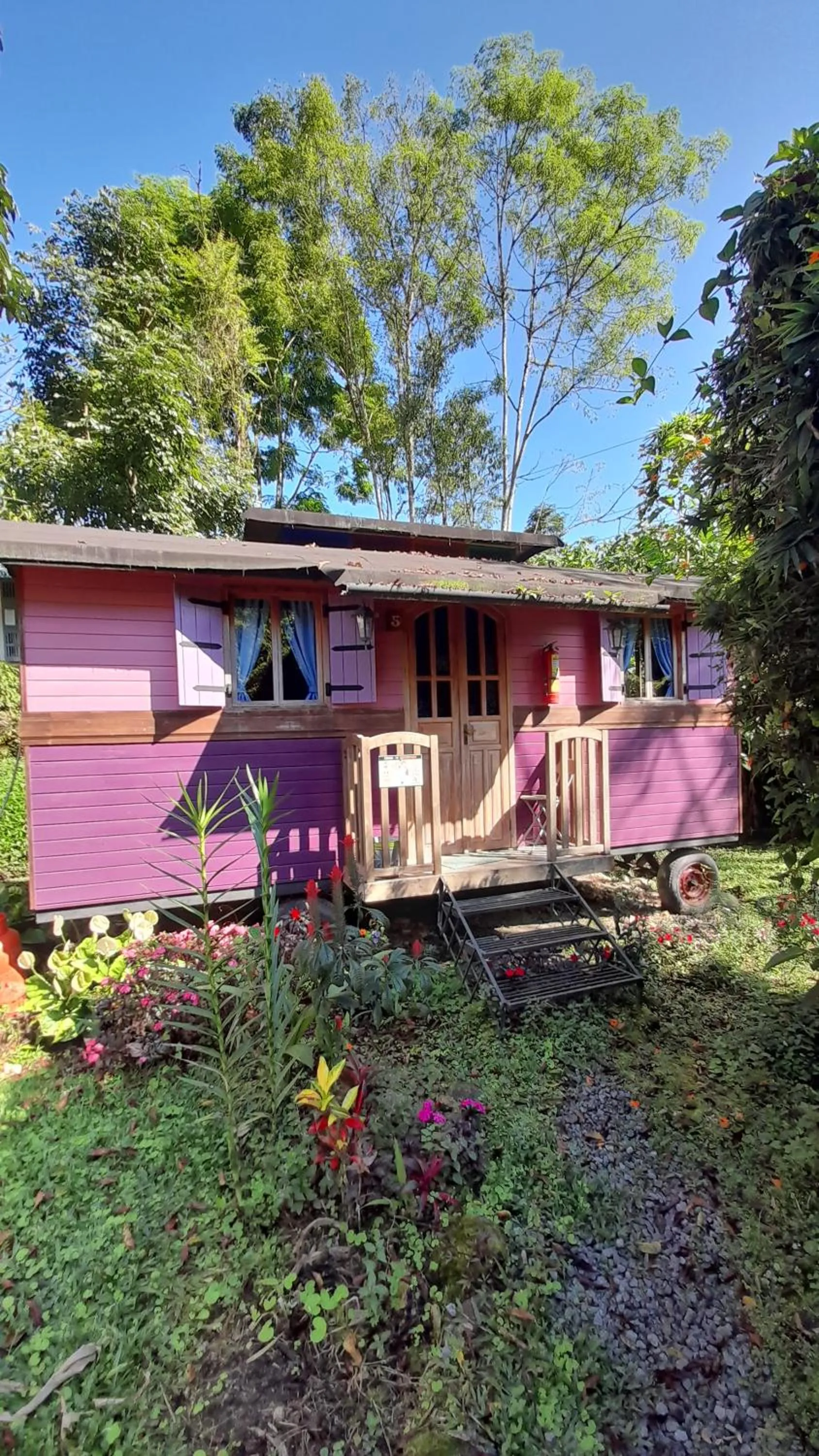 Property building in Hosteria La Roulotte - Mindo