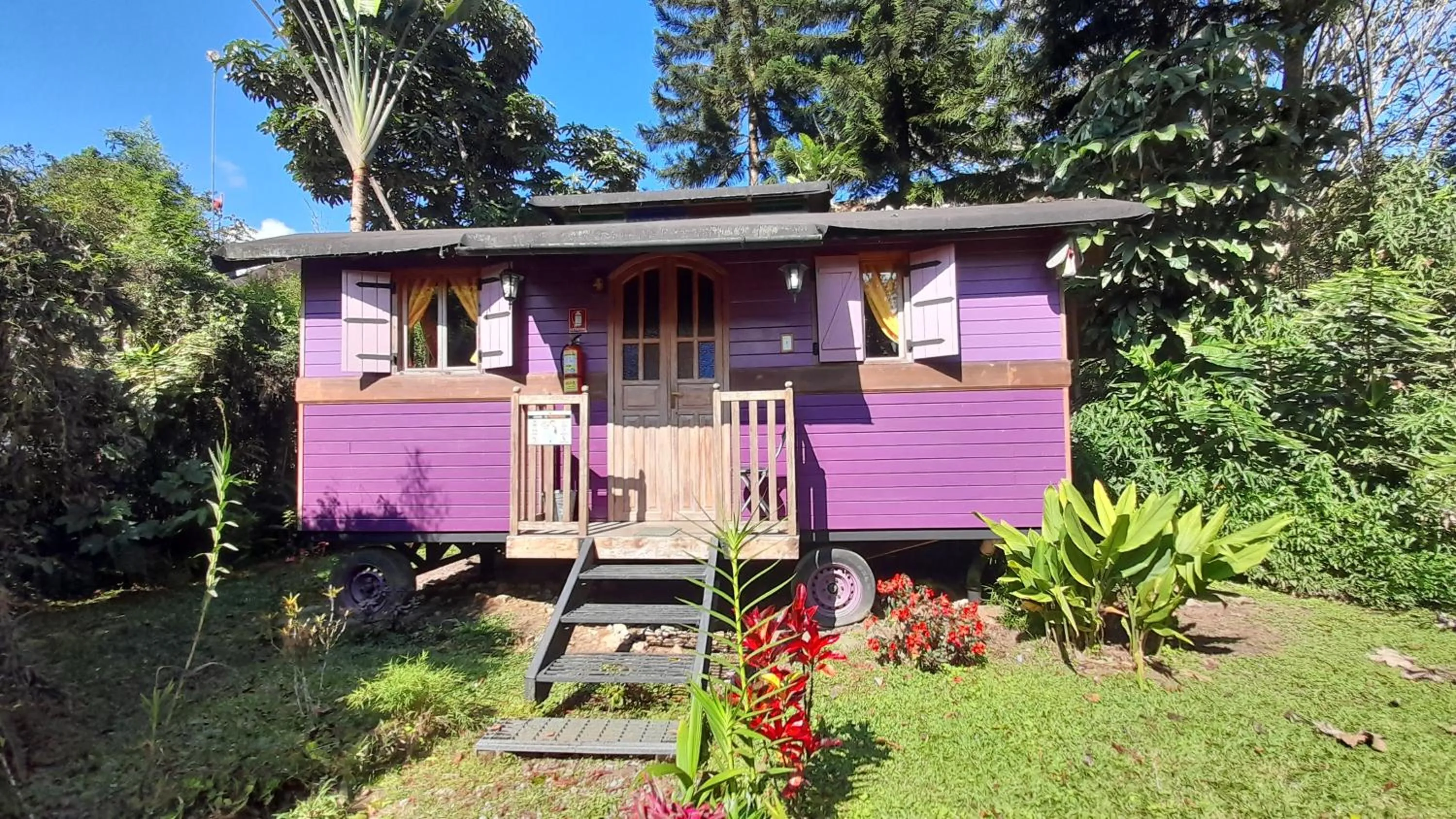 Property building in Hosteria La Roulotte - Mindo