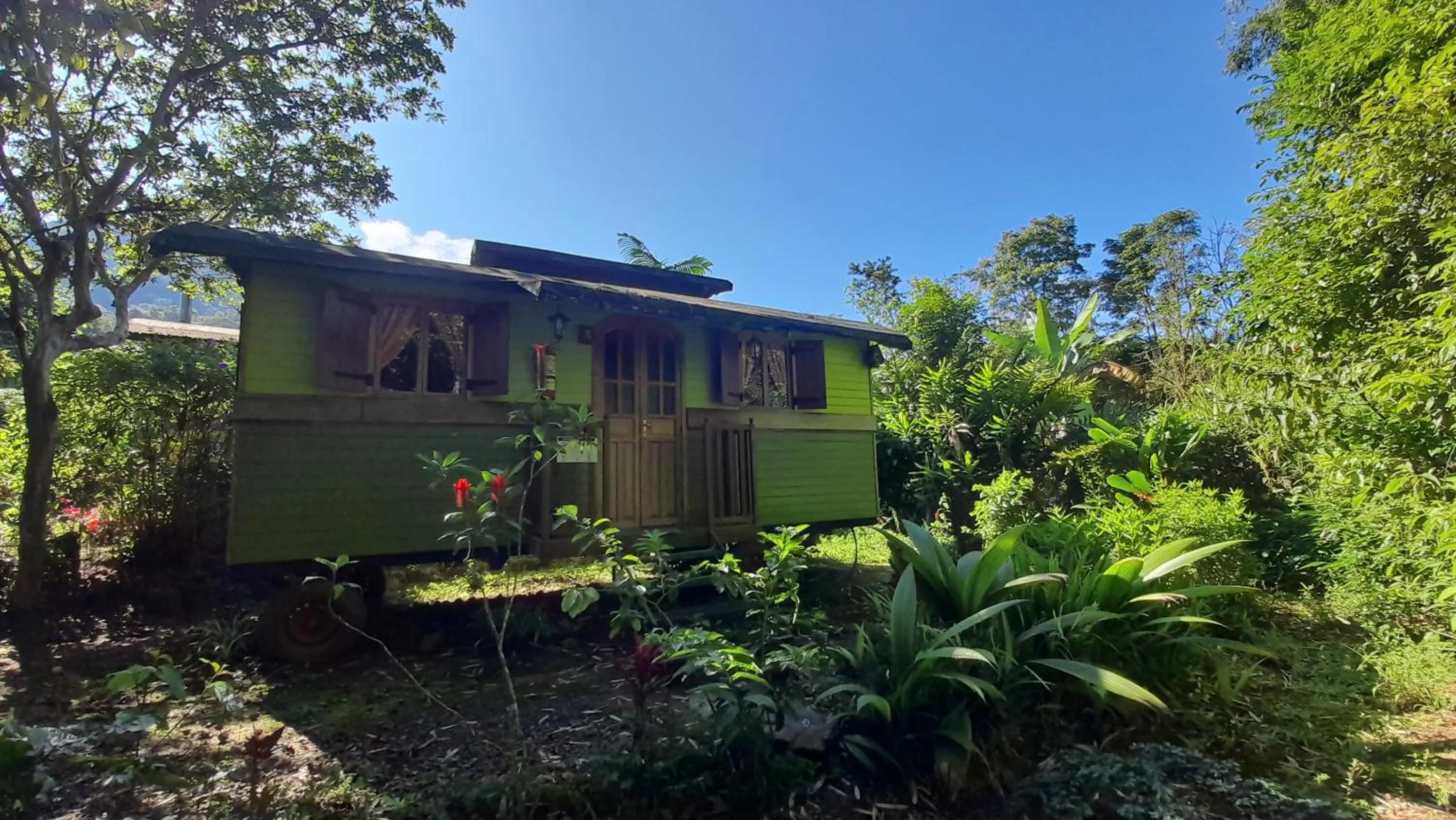 Property building in Hosteria La Roulotte - Mindo