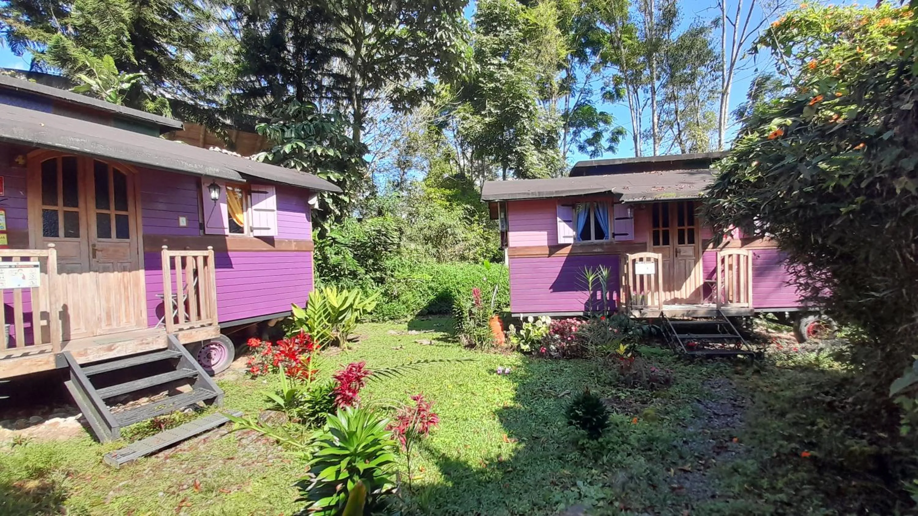 Property building in Hosteria La Roulotte - Mindo