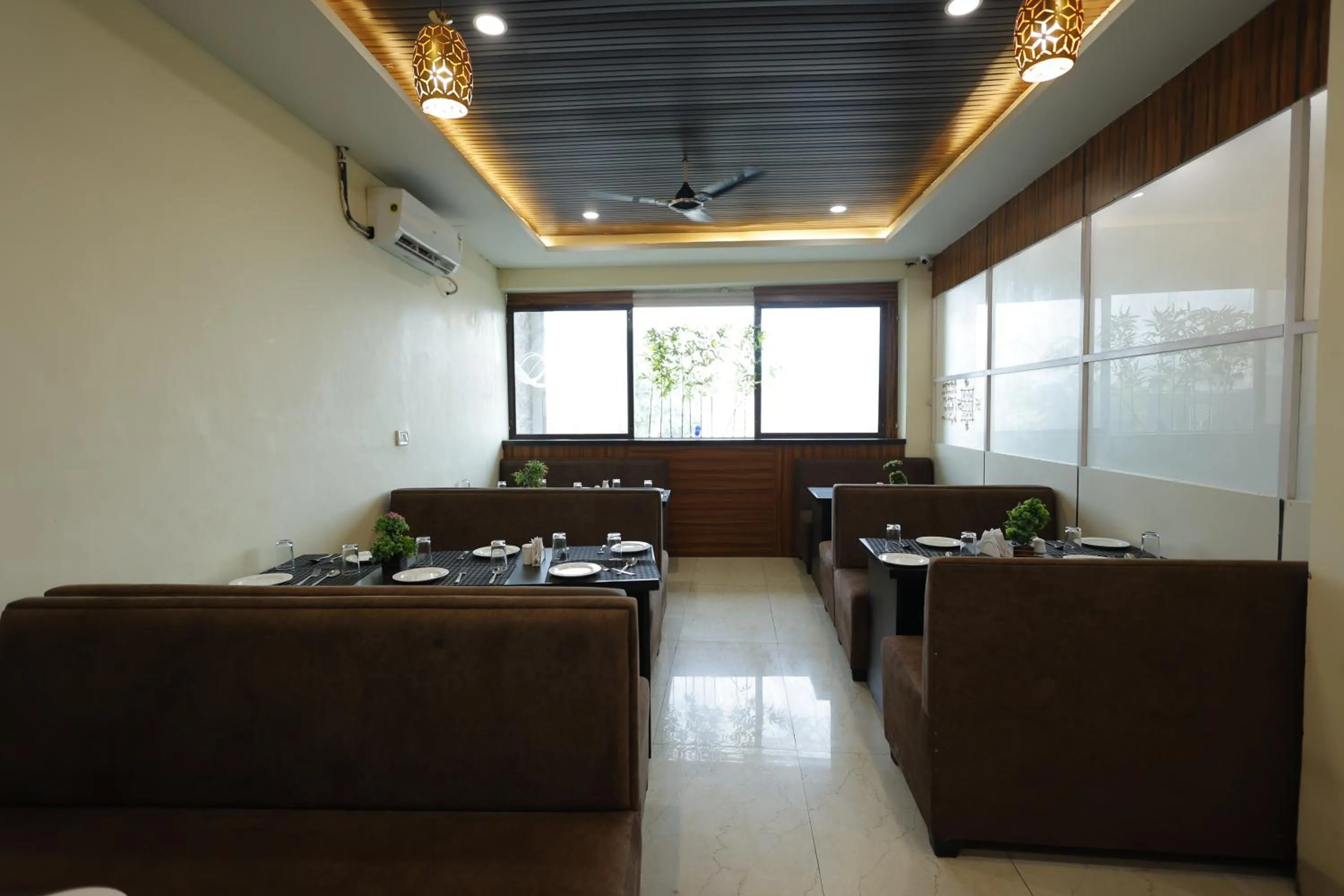 Restaurant/places to eat in Silver Oaks Inn