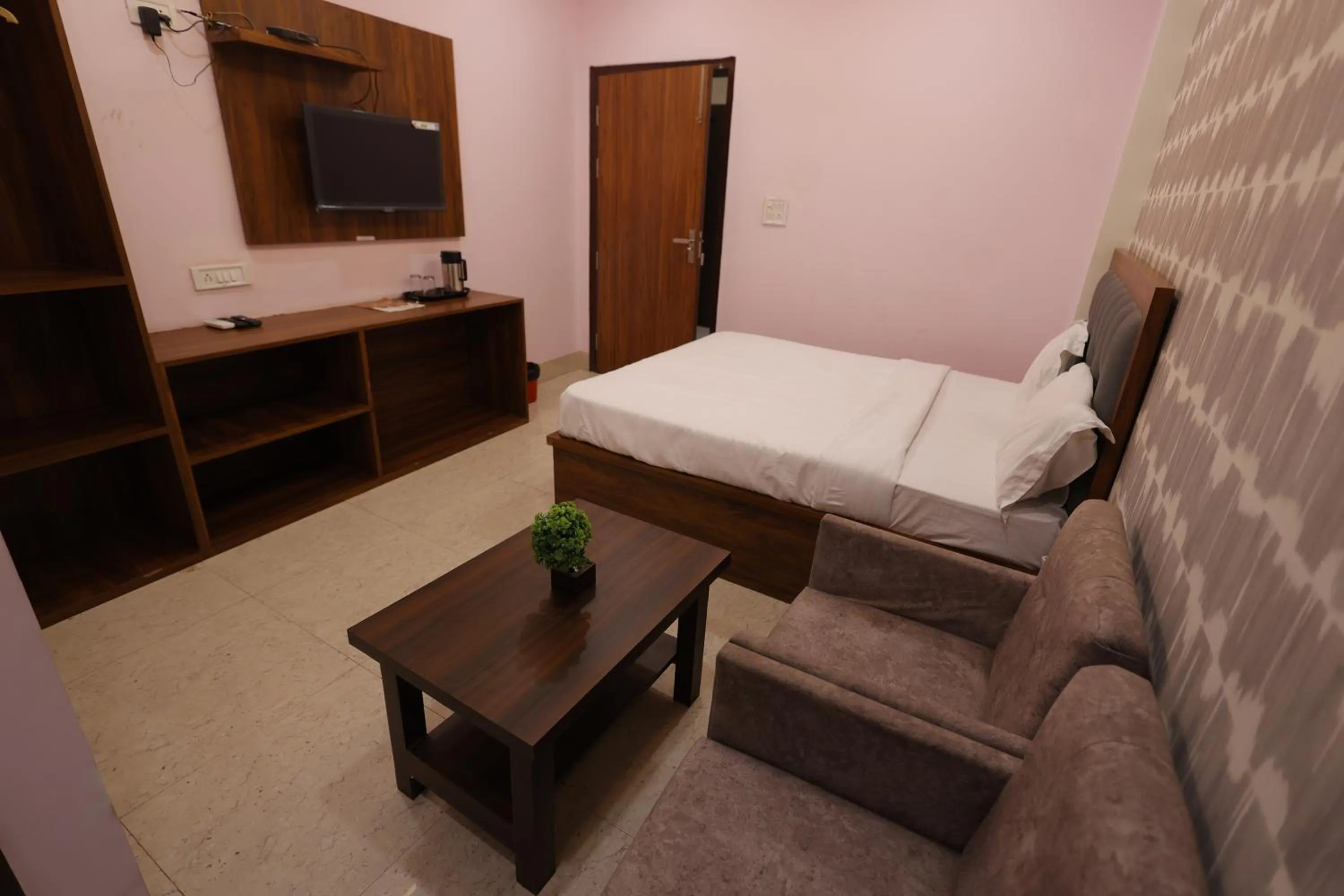 Photo of the whole room, Bed in Silver Oaks Inn