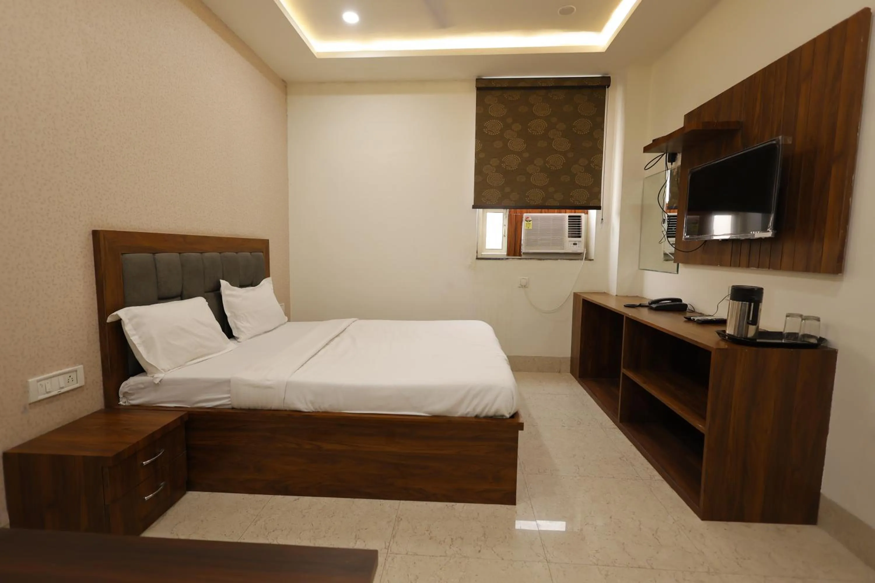 Photo of the whole room, Bed in Silver Oaks Inn