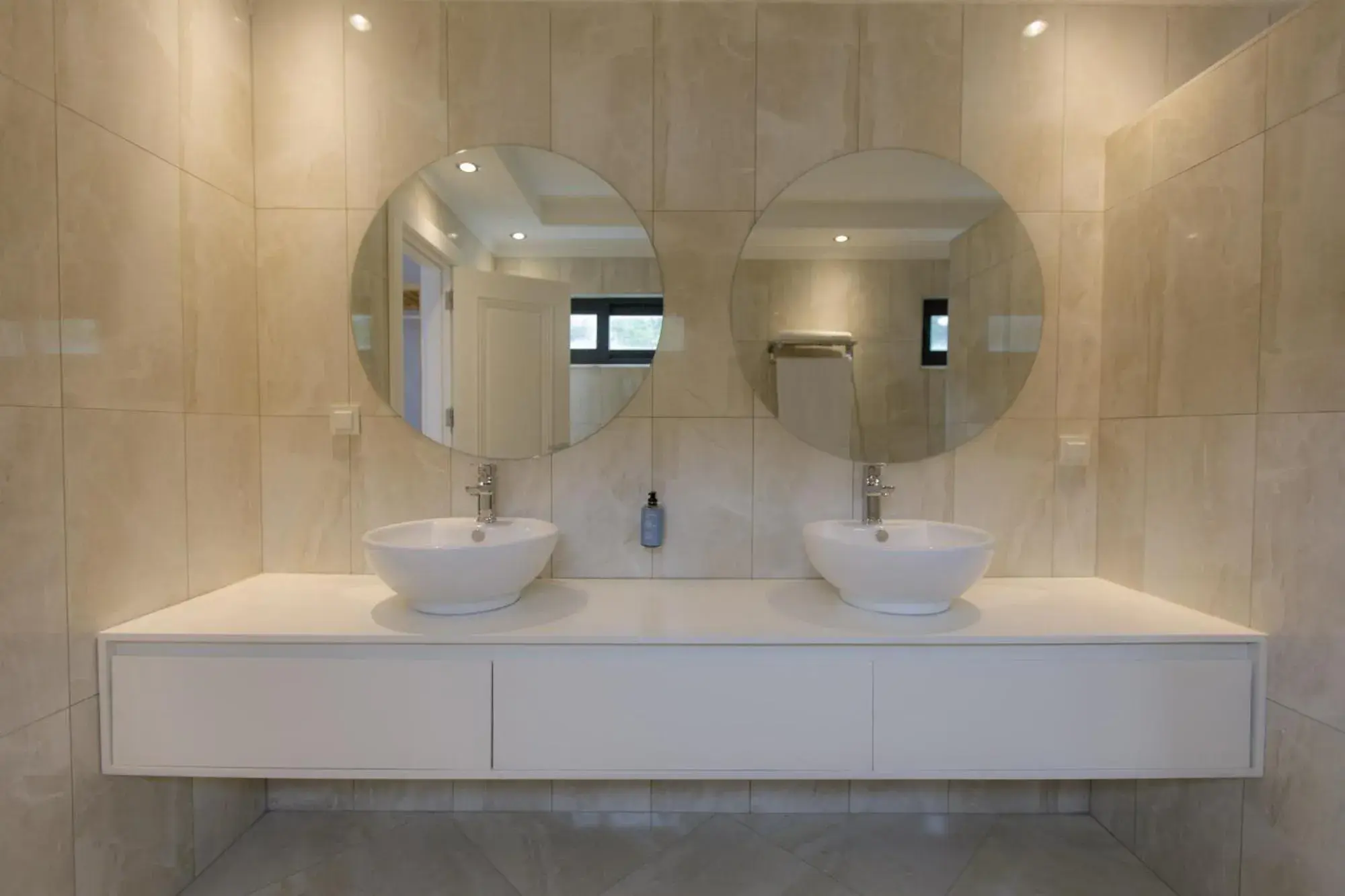 Deluxe Suite with Sea View in Cowork Lab Suites Deluxe Suite with Sea View in Cowork Lab Suites