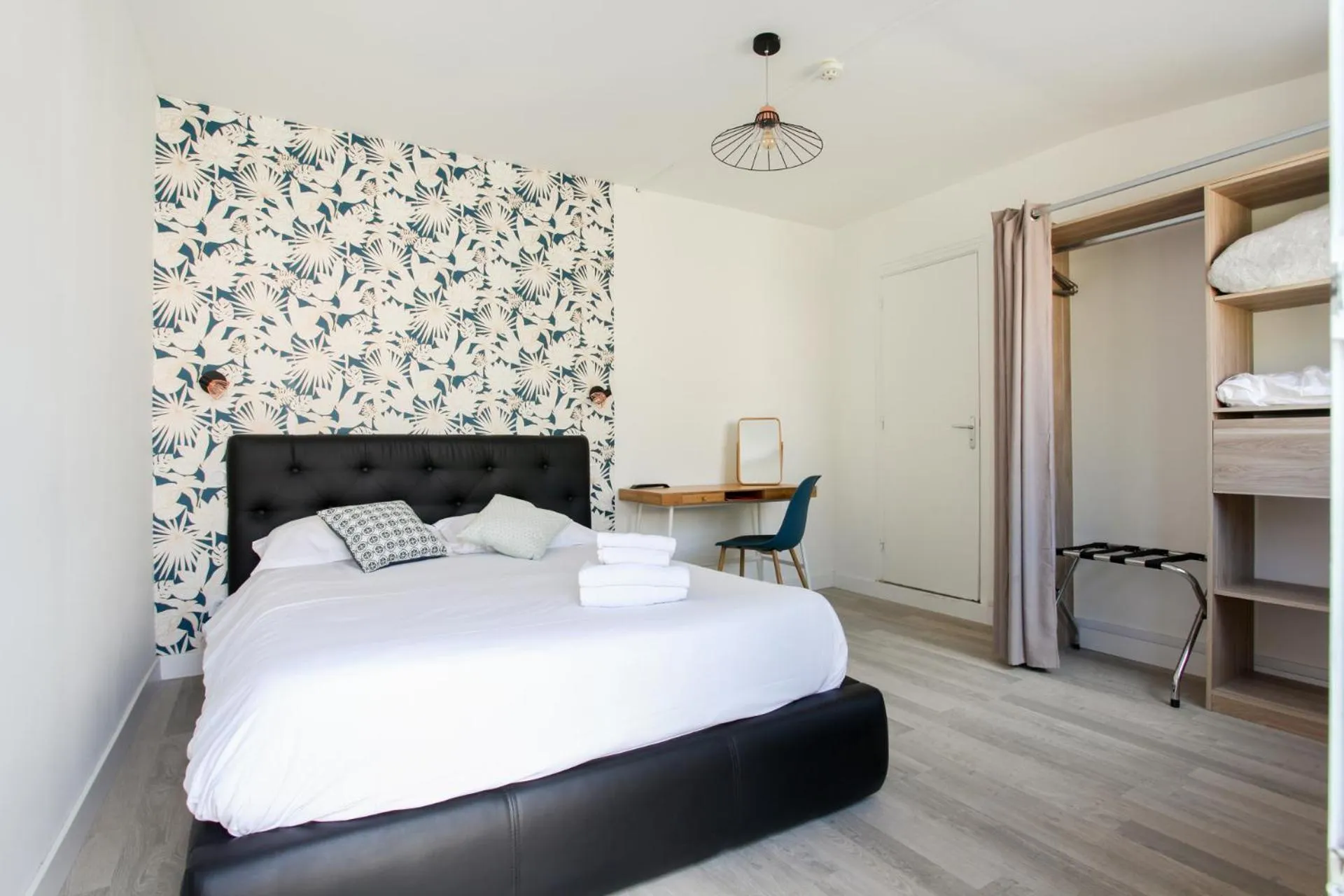 Photo of the whole room, Bed in Contact Hôtel de Matignon