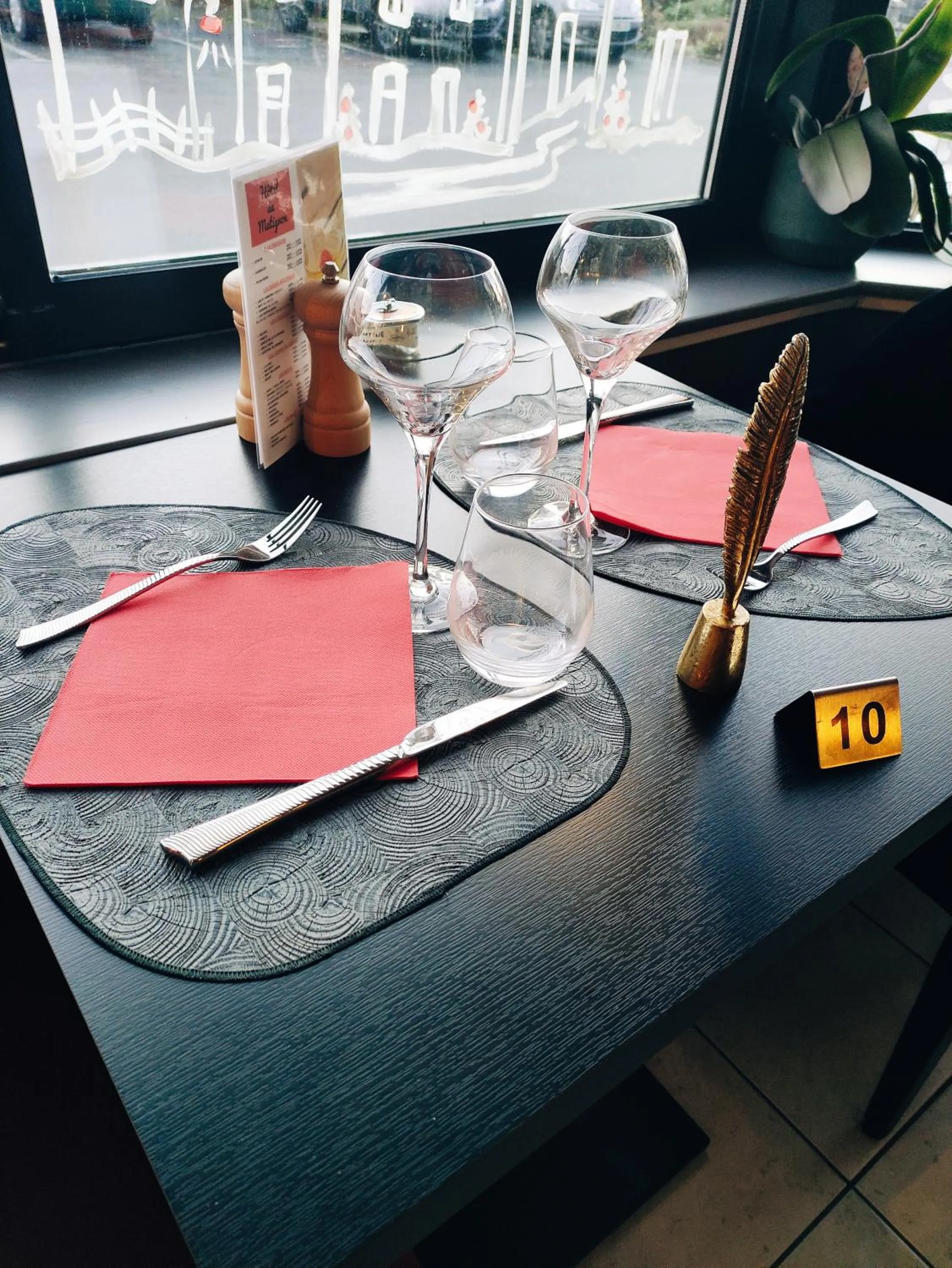 Restaurant/places to eat in Contact Hôtel de Matignon