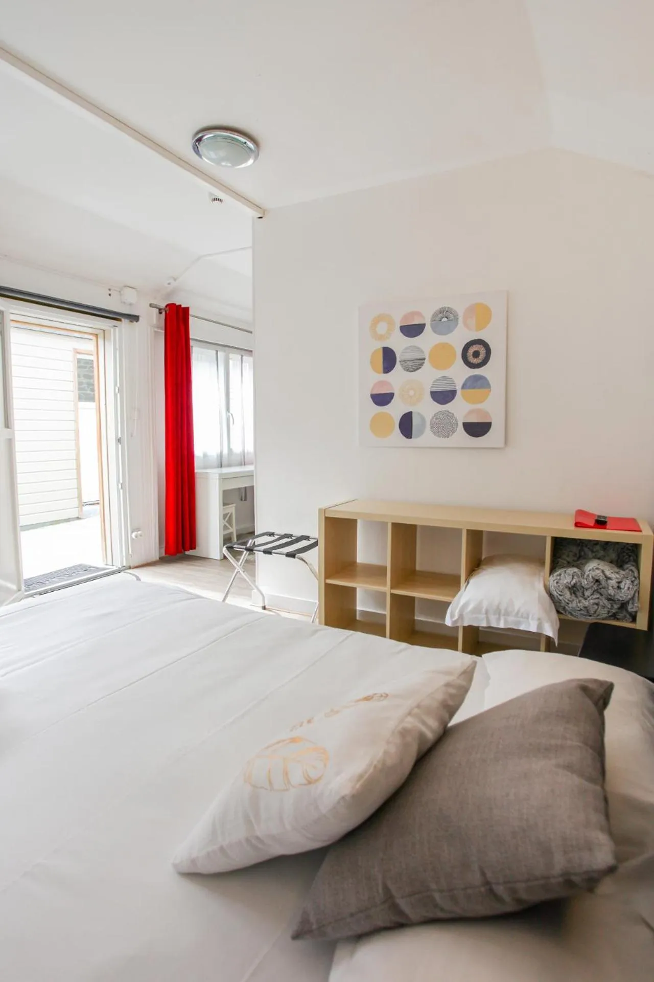 Photo of the whole room, Bed in Contact Hôtel de Matignon