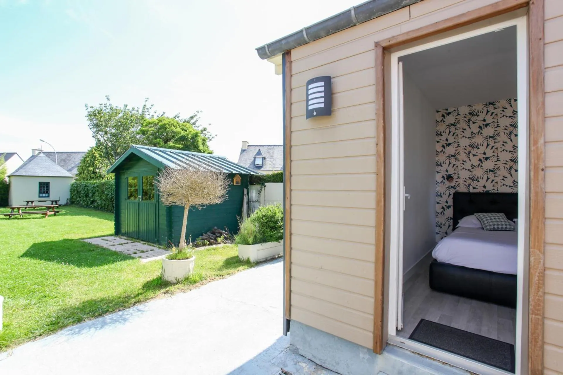 Garden view, Bed in Contact Hôtel de Matignon