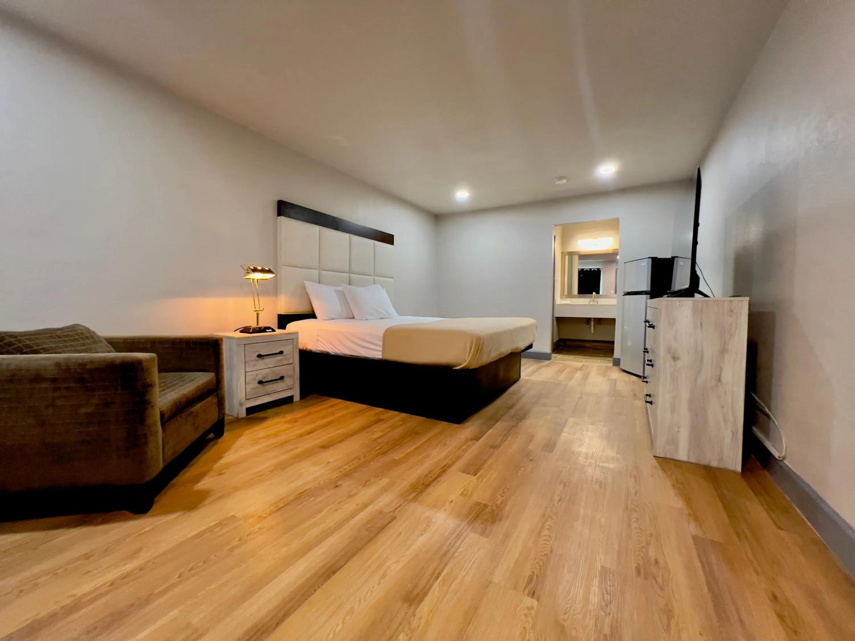 Photo of the whole room, Bed in ECONOMY INN AND SUITES