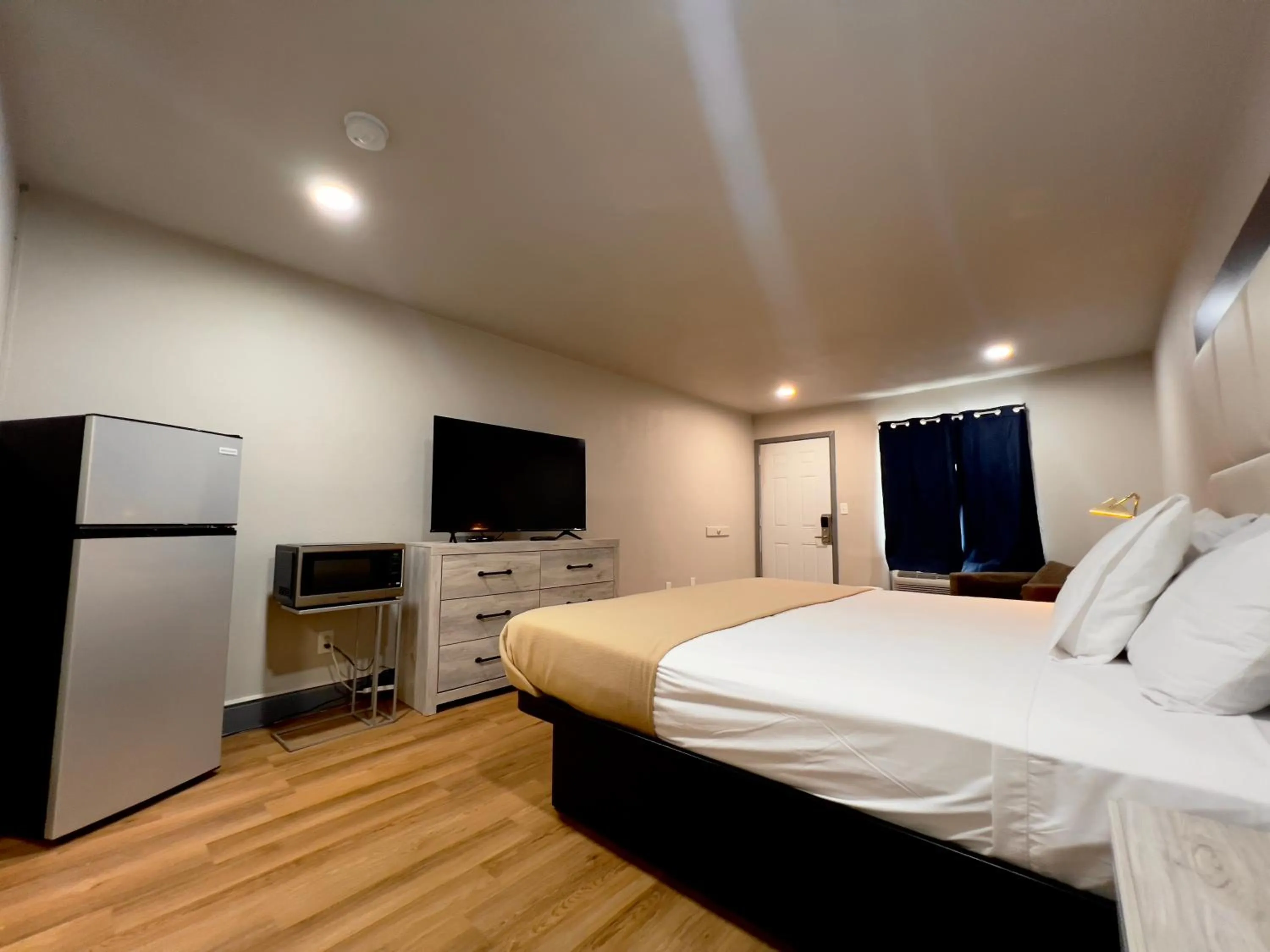 Bedroom, Bed in ECONOMY INN AND SUITES