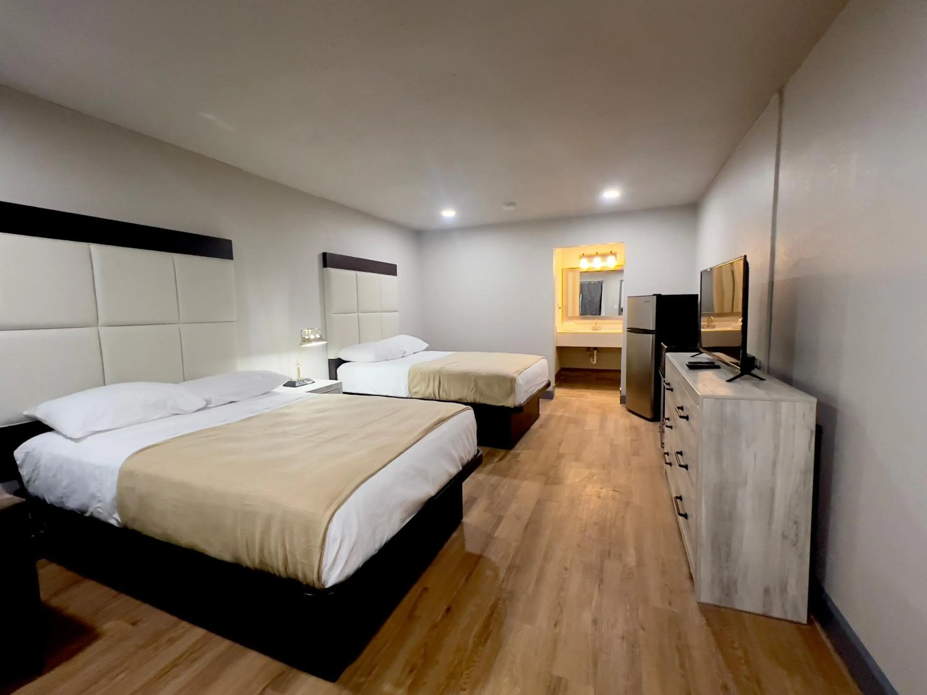 Photo of the whole room, Bed in ECONOMY INN AND SUITES