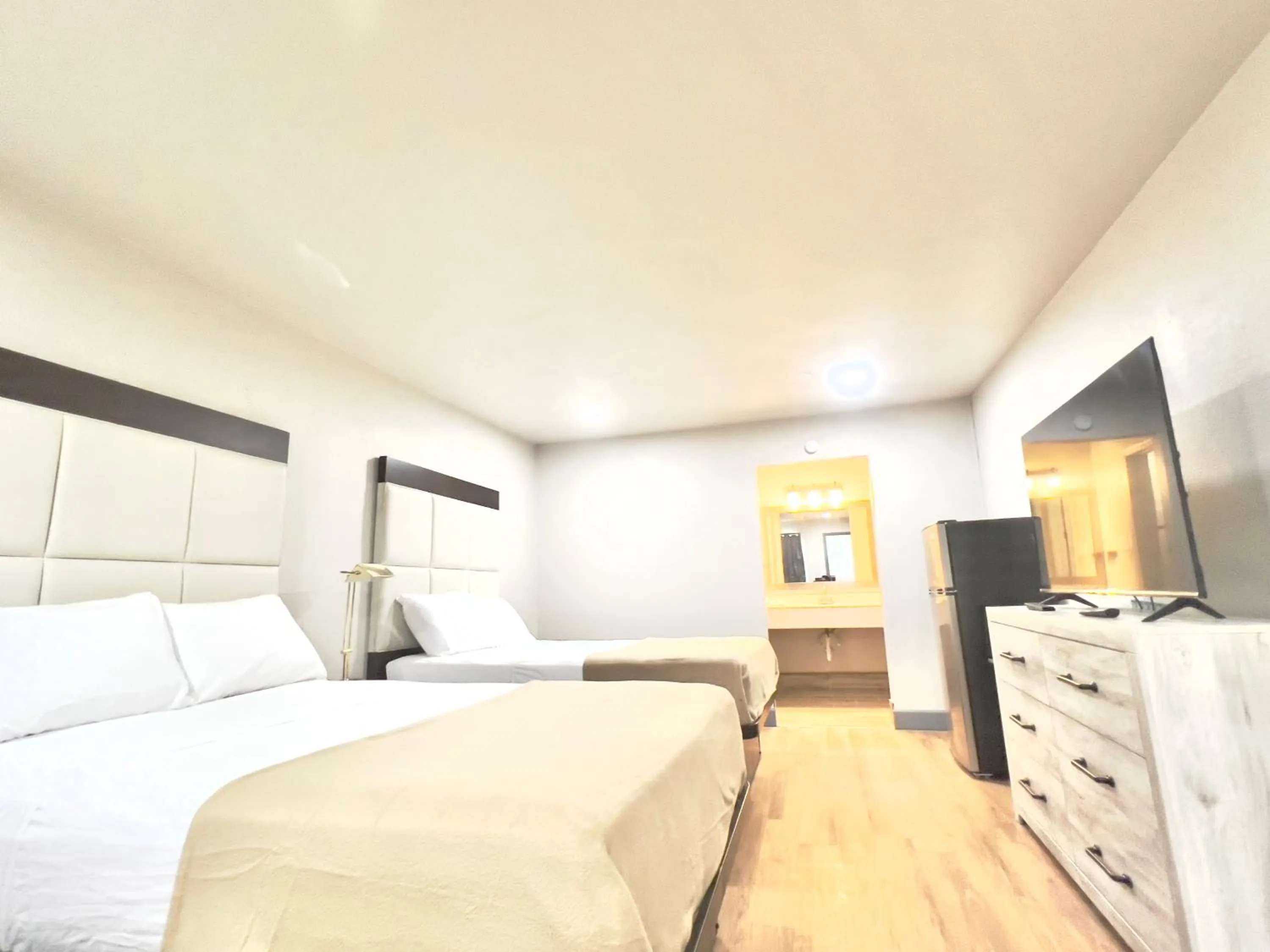 Photo of the whole room, Bed in ECONOMY INN AND SUITES