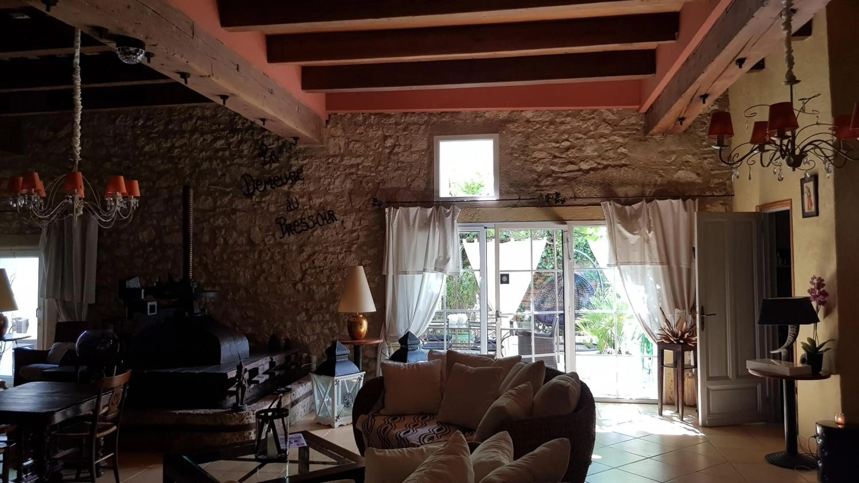 Internal: Not applicable to any particular room in La Demeure du Pressoir