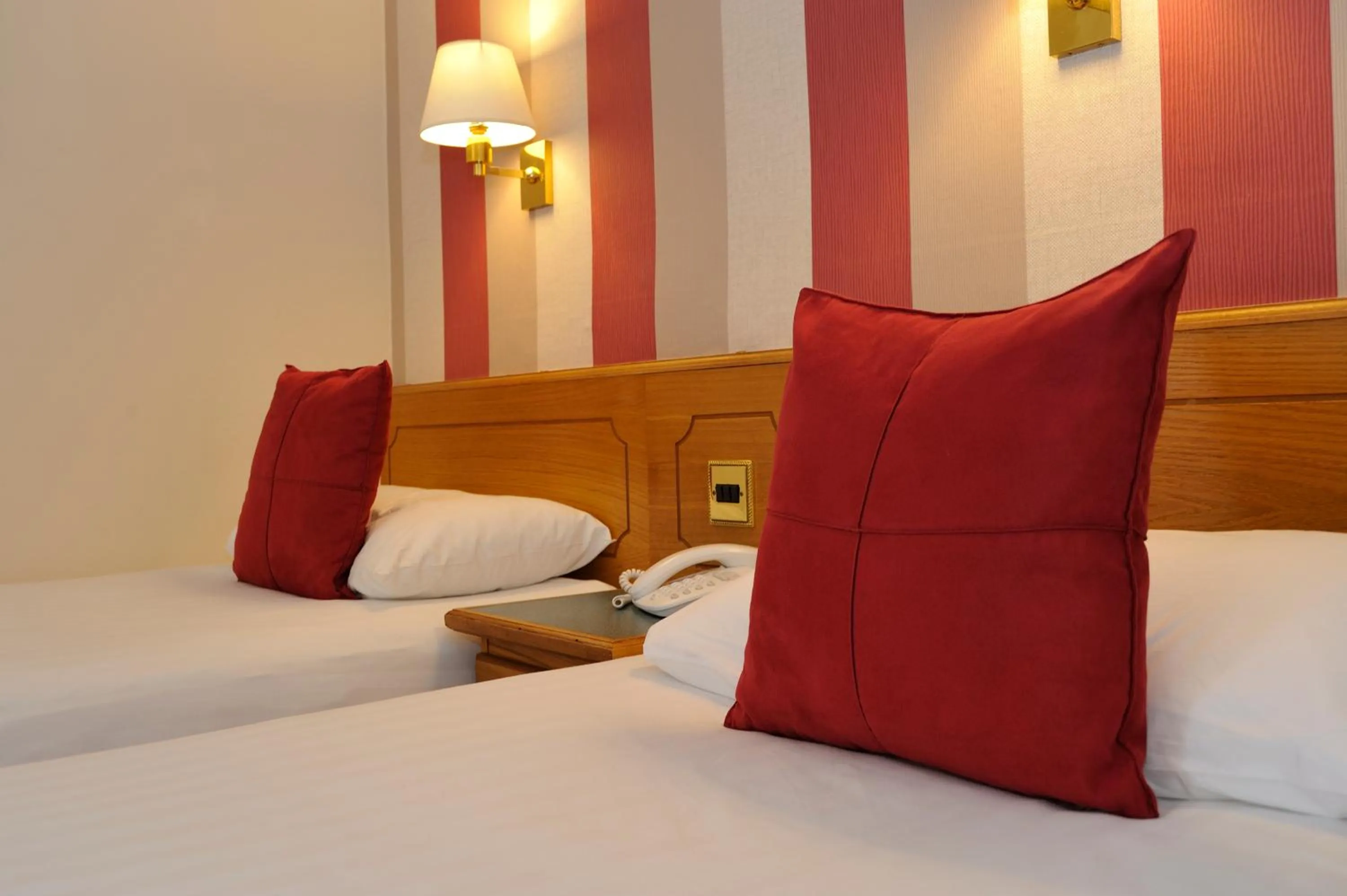 Bed in Claremont Hotel - All Inclusive!