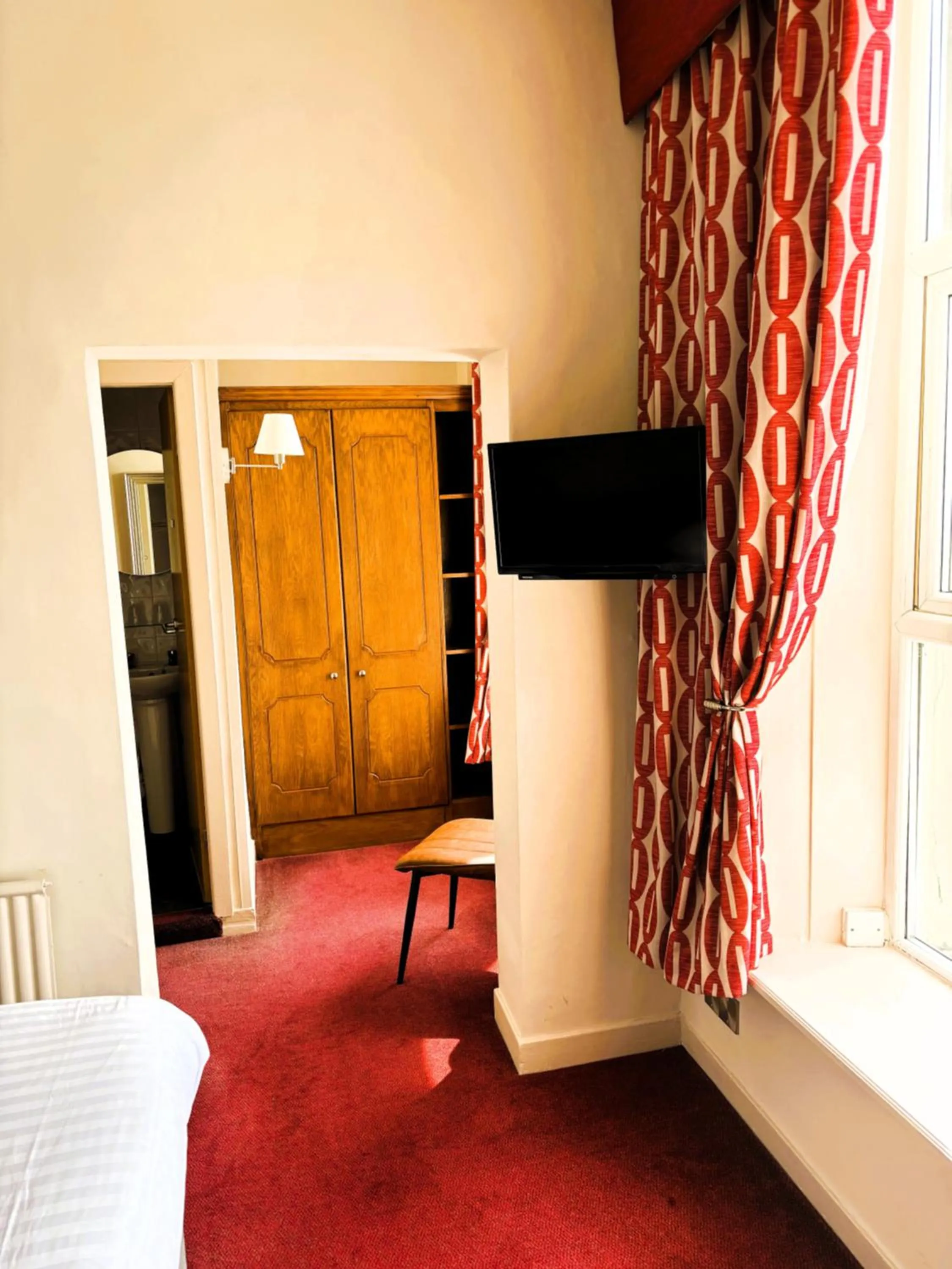 Bed in Claremont Hotel - All Inclusive!