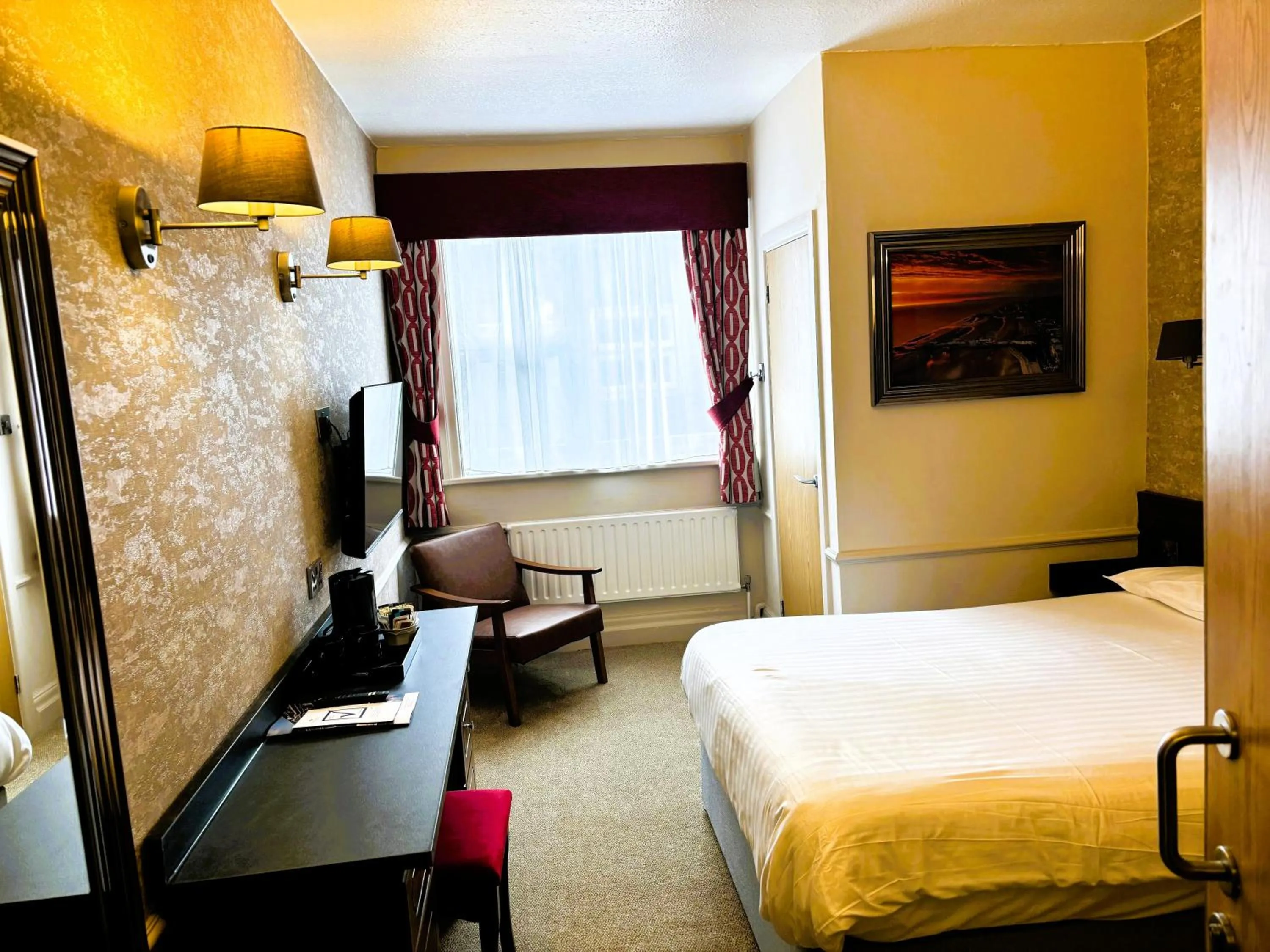 Bed in Claremont Hotel - All Inclusive!