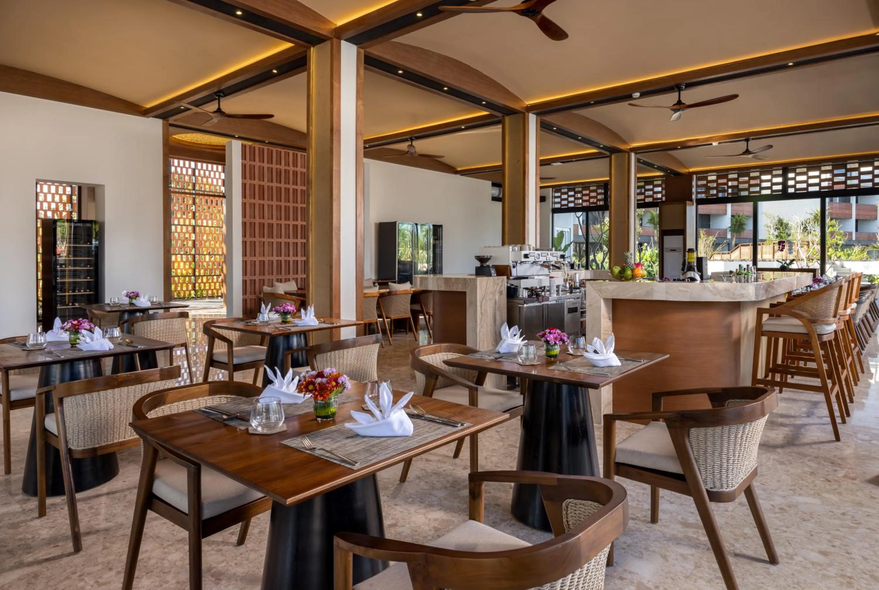 Restaurant/places to eat in Sumitra Luxury Villas & Resort by Pramana