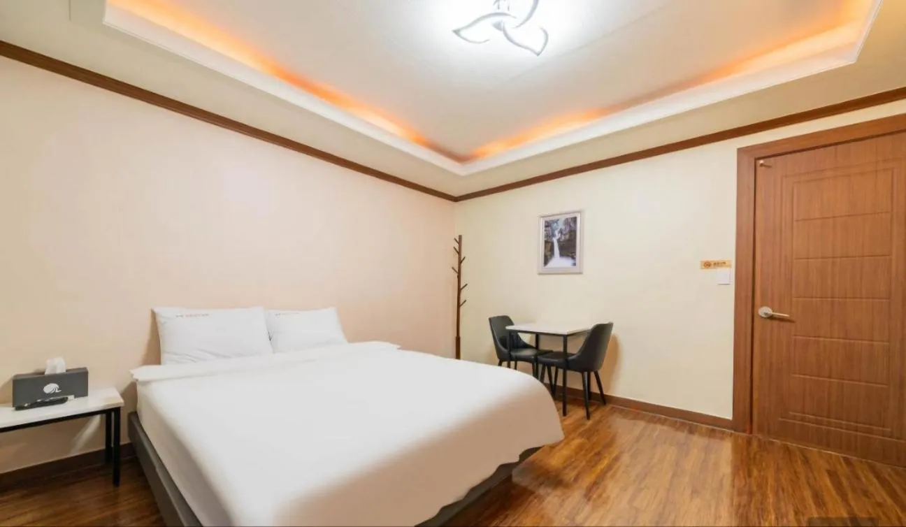 Bedroom, Bed in Donghae Gloria Hotel