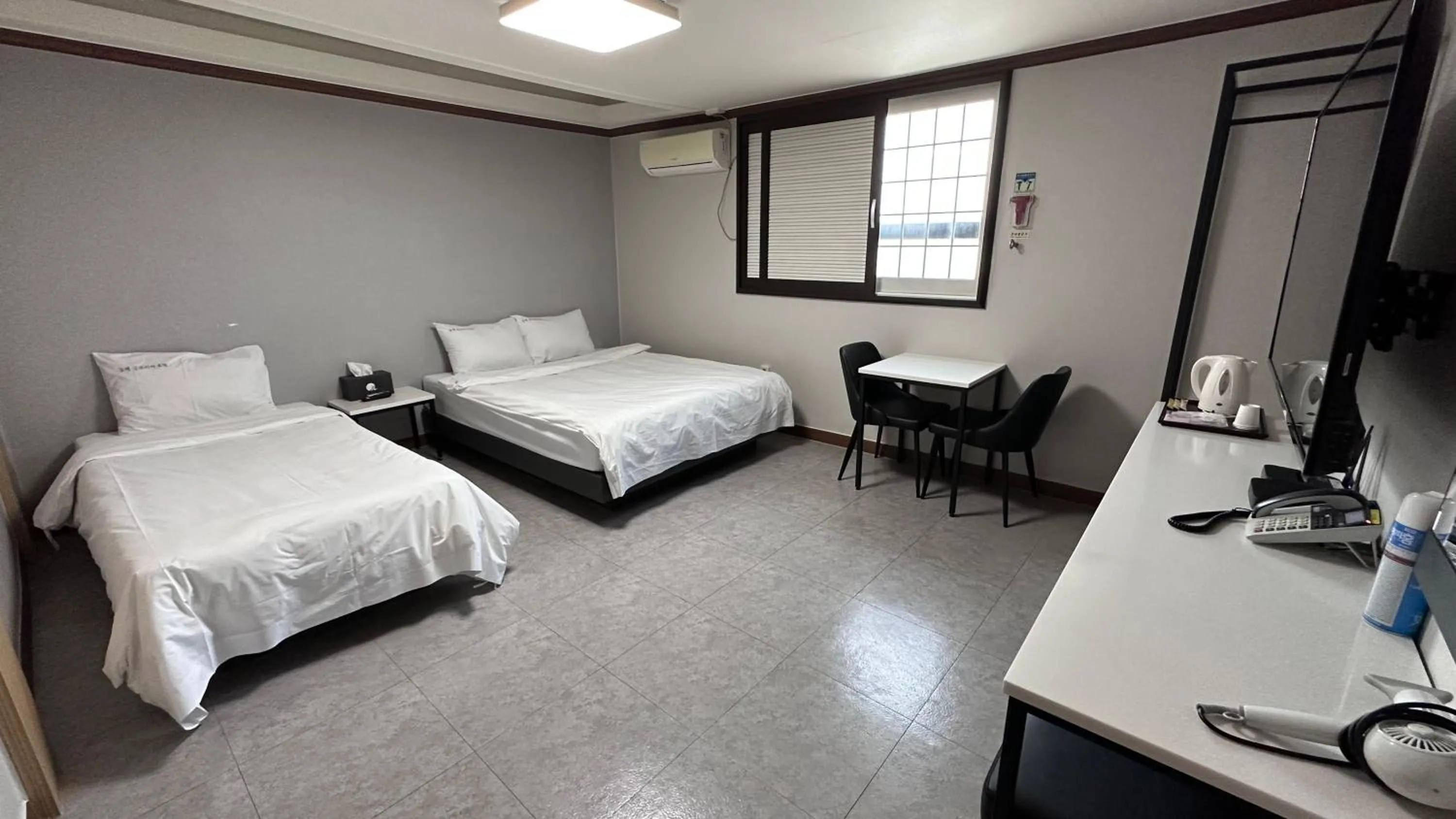 Deluxe Twin Room in Donghae Gloria Hotel