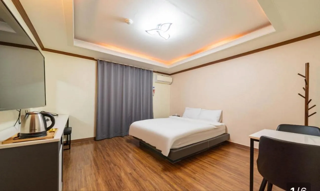 Bedroom, Bed in Donghae Gloria Hotel