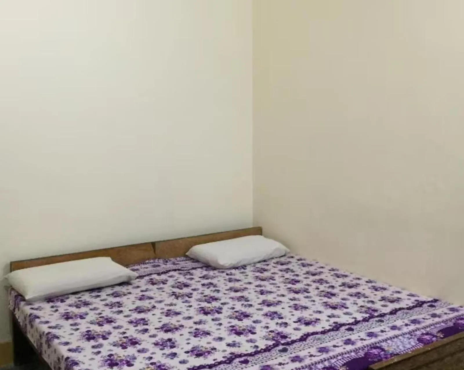 Bed in Goroomgo Shanti Guest House Varanasi