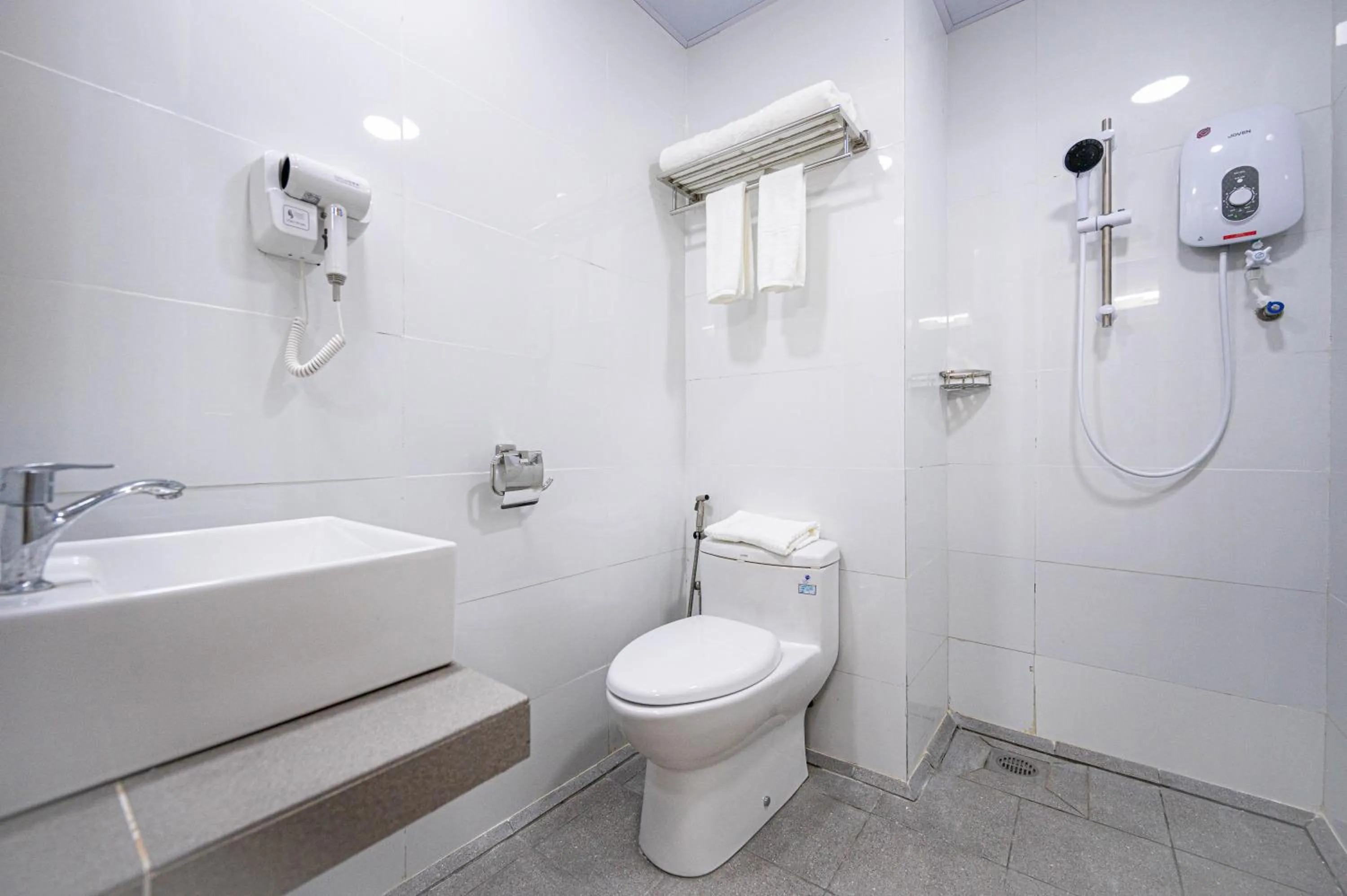 Shower in Semporna Garden Hotel