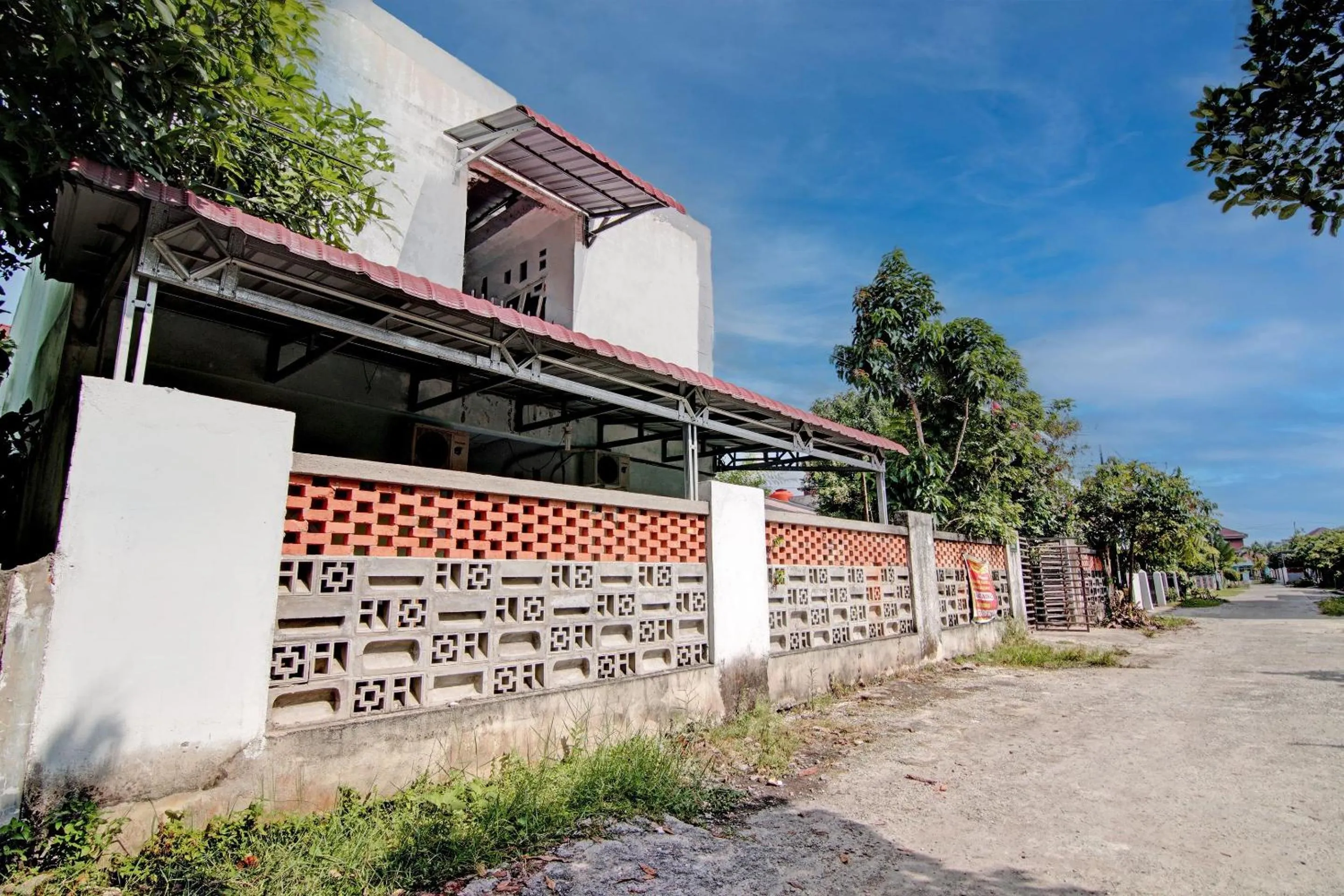 Facade/entrance in Hotel O Marvel House Syariah
