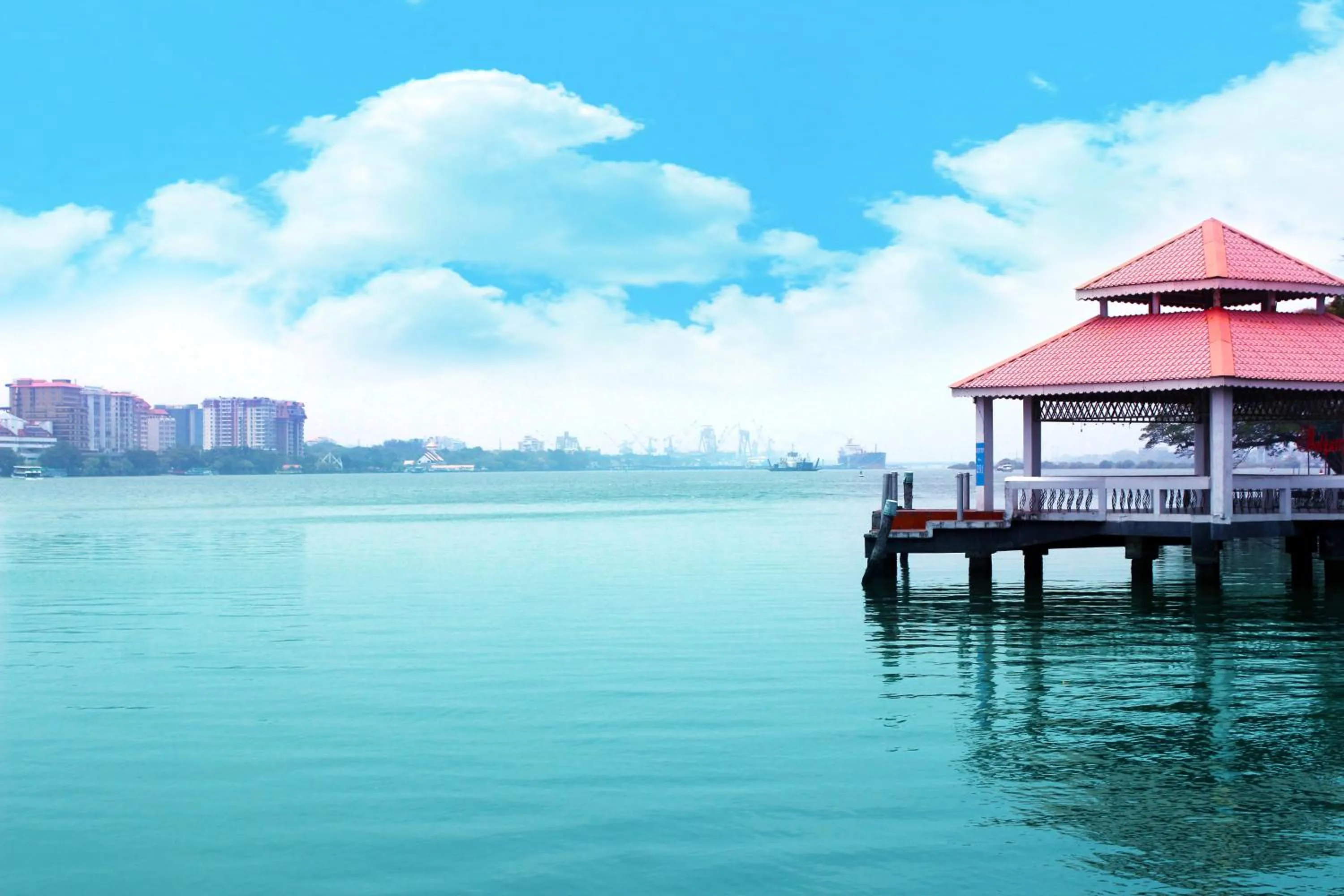 Swimming pool in KTDC Bolgatty Palace & Island Resort