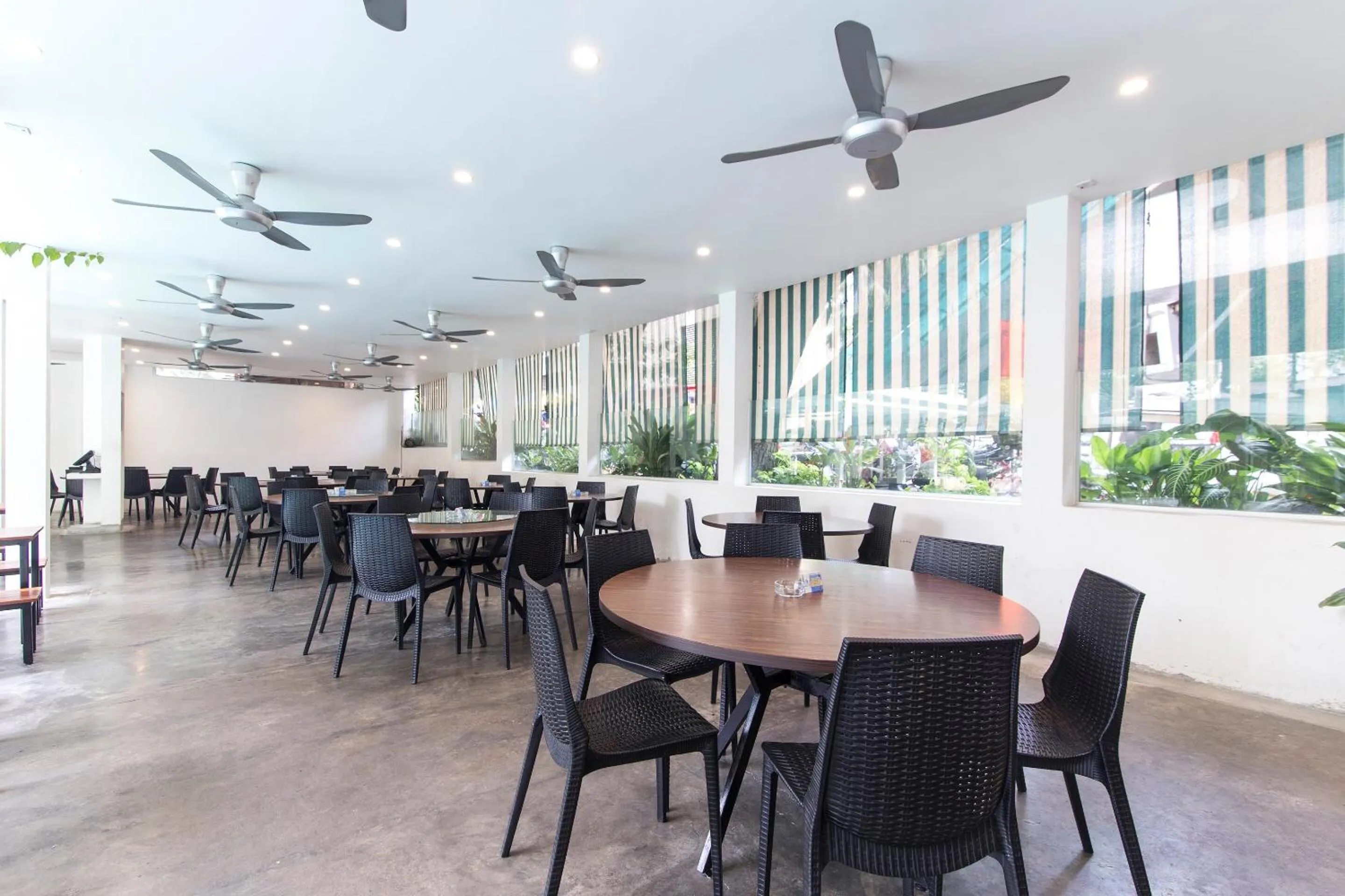 Restaurant/places to eat in Lodge Paradize Hotel