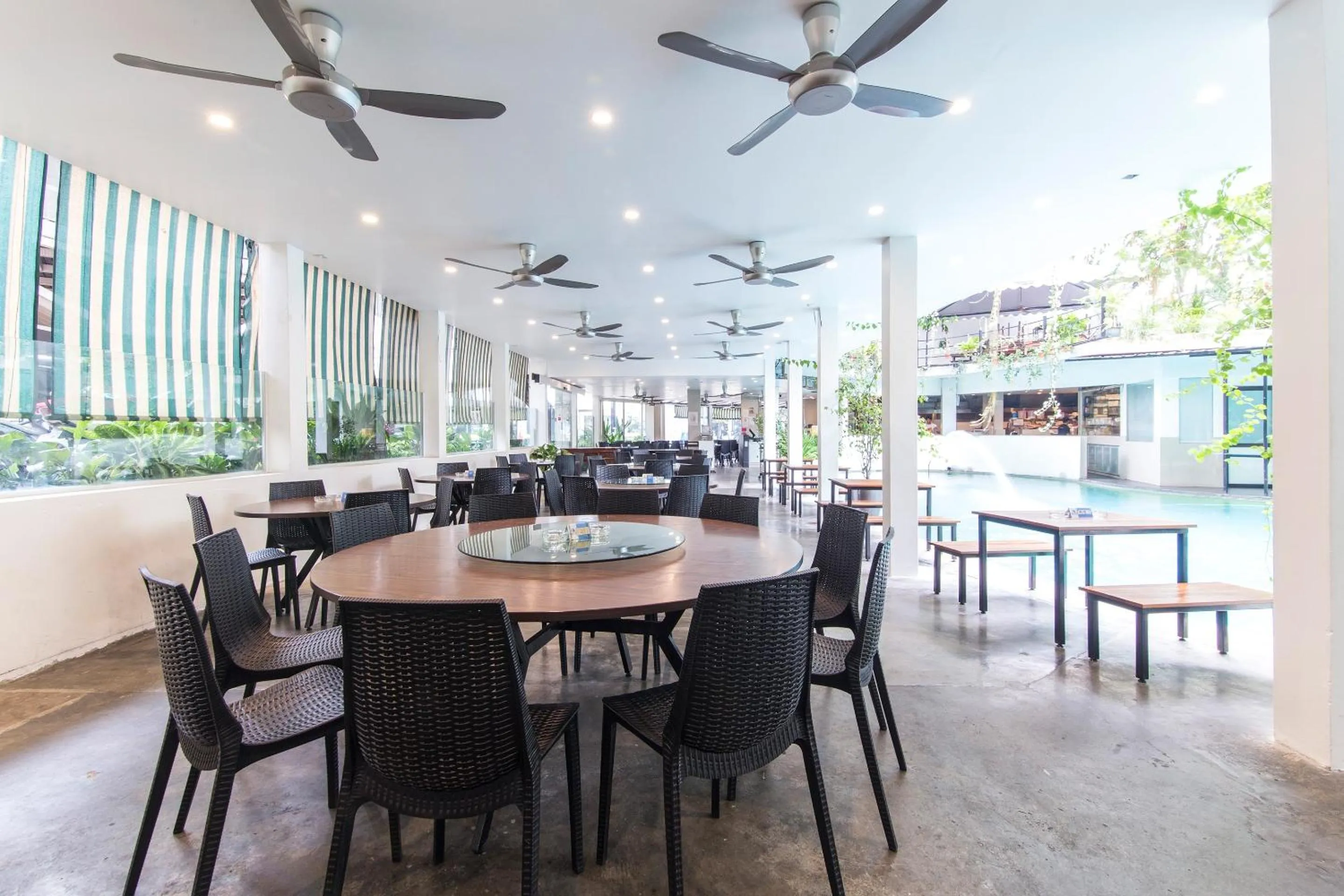 Restaurant/places to eat in Lodge Paradize Hotel