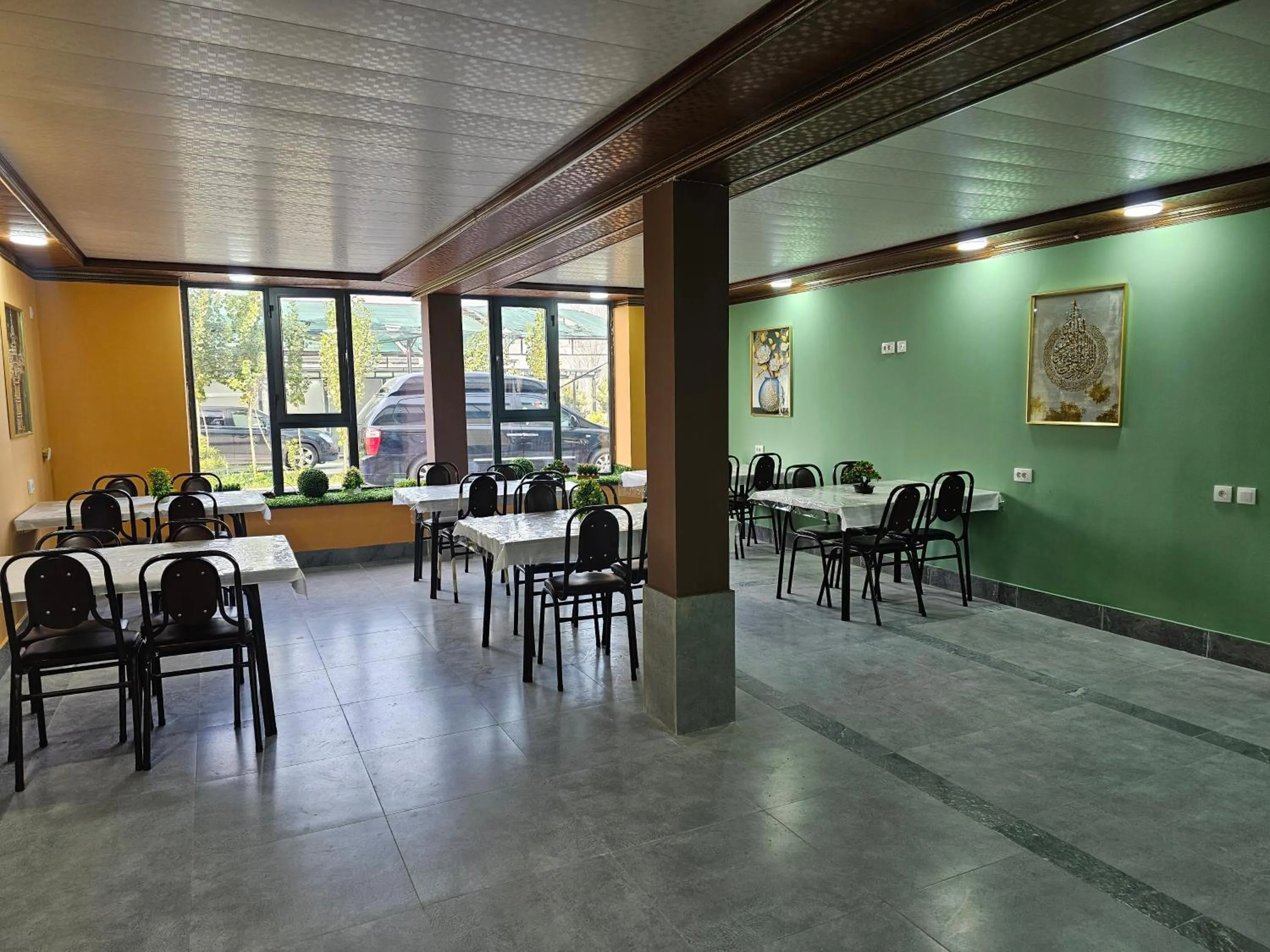 Restaurant/places to eat in Bahra Hotel