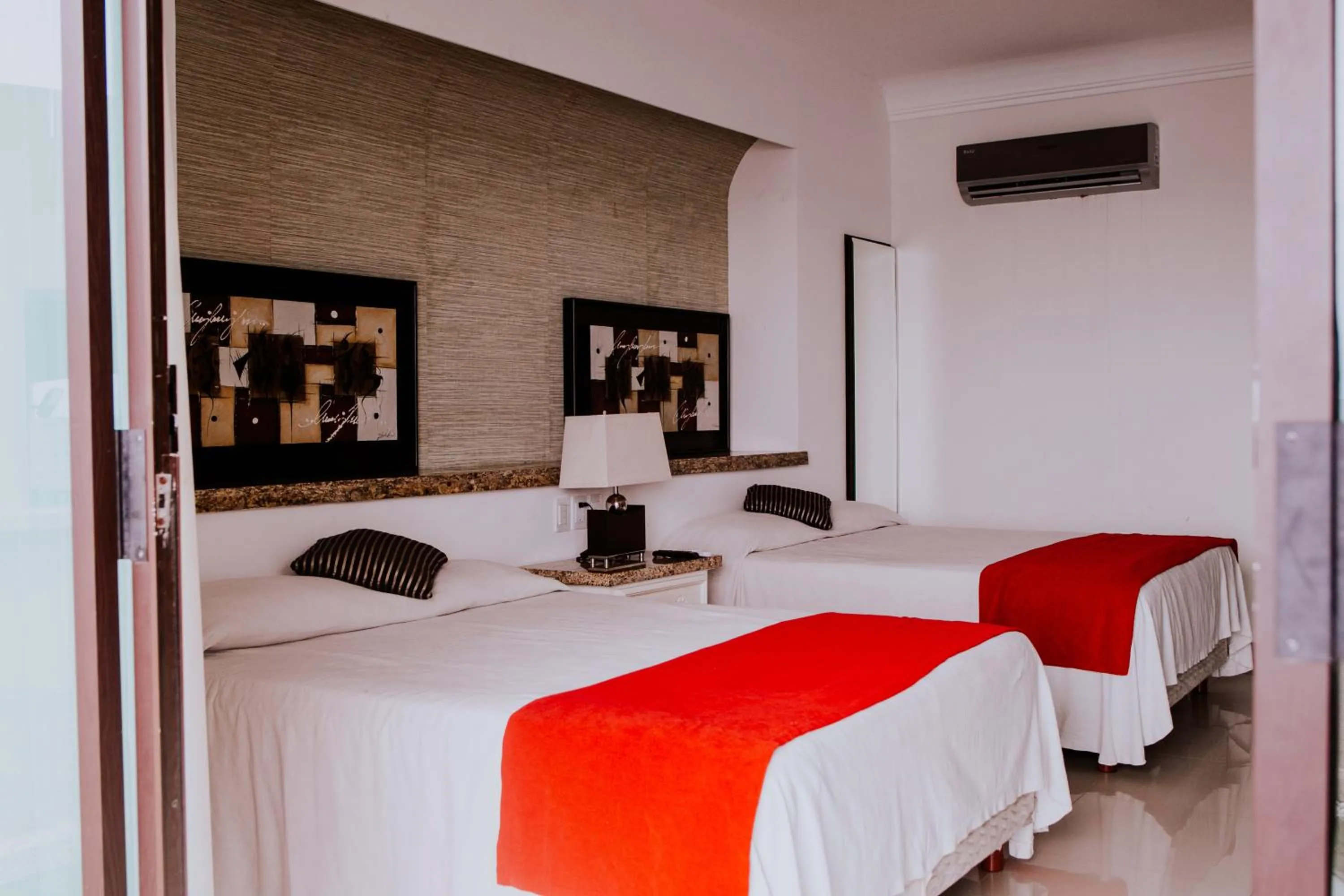 Photo of the whole room, Bed in Diamond Bay