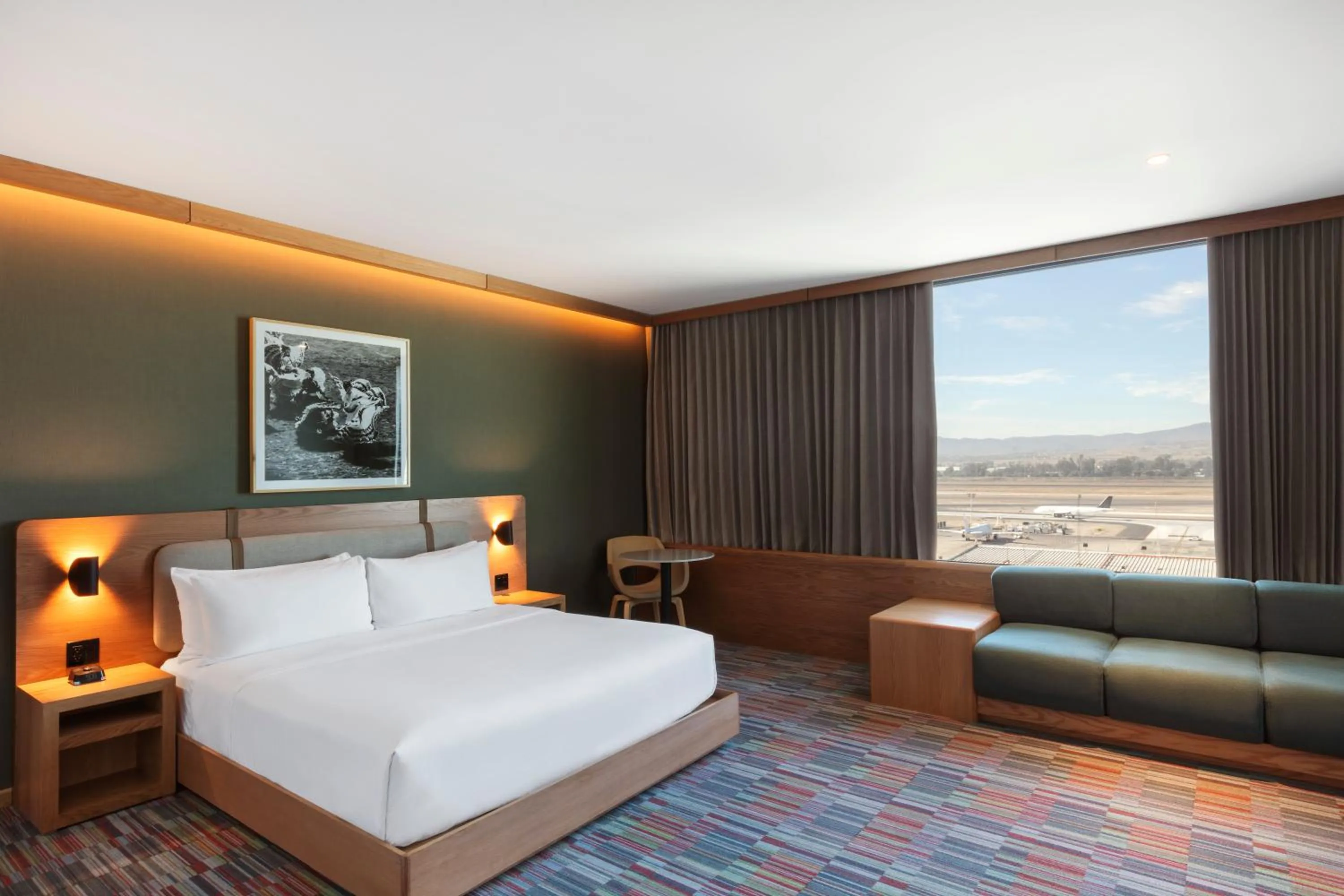 Bedroom, Bed in Hilton Garden Inn Guadalajara Airport