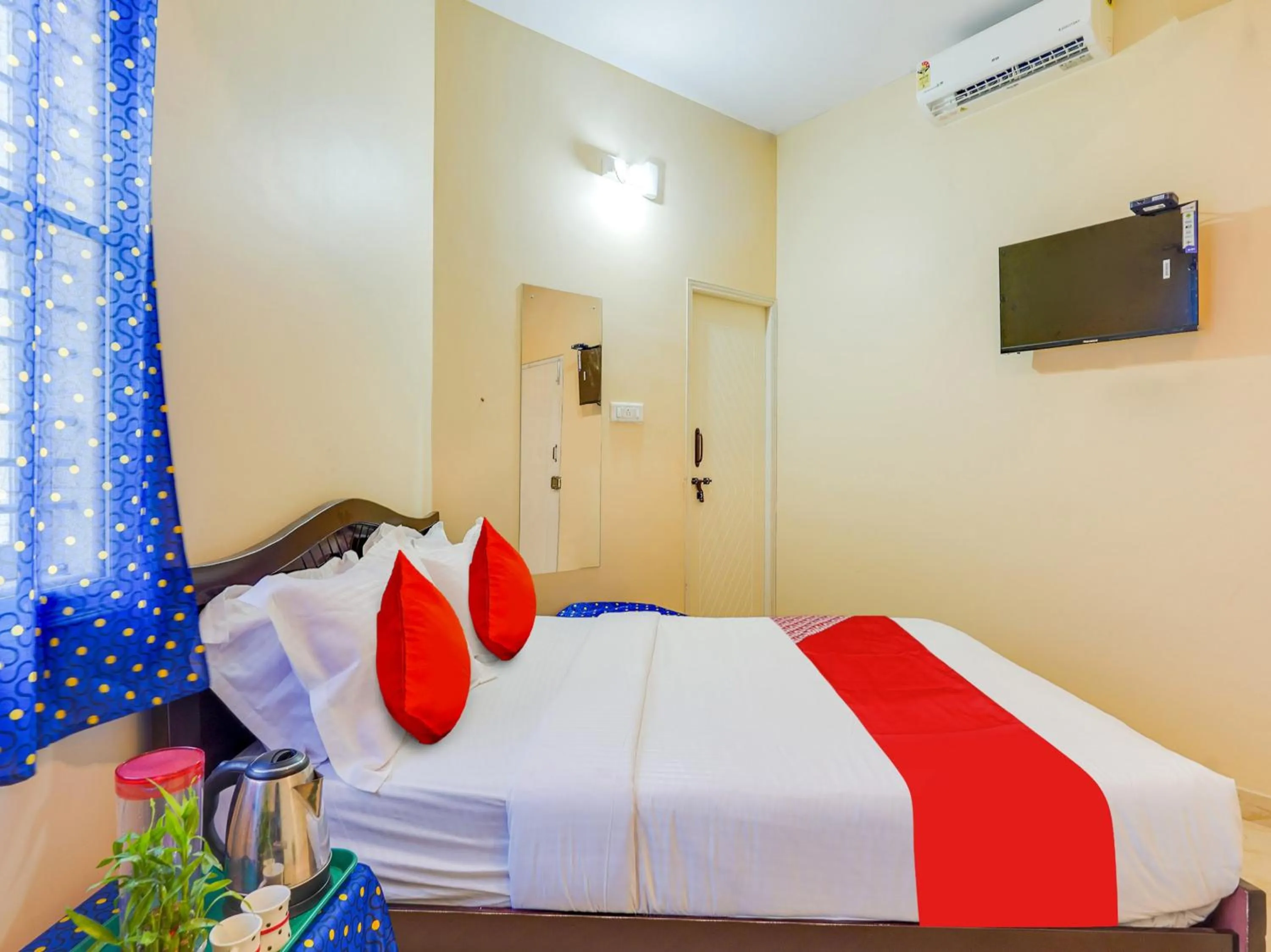 Bedroom in Hotel O SGR Residency