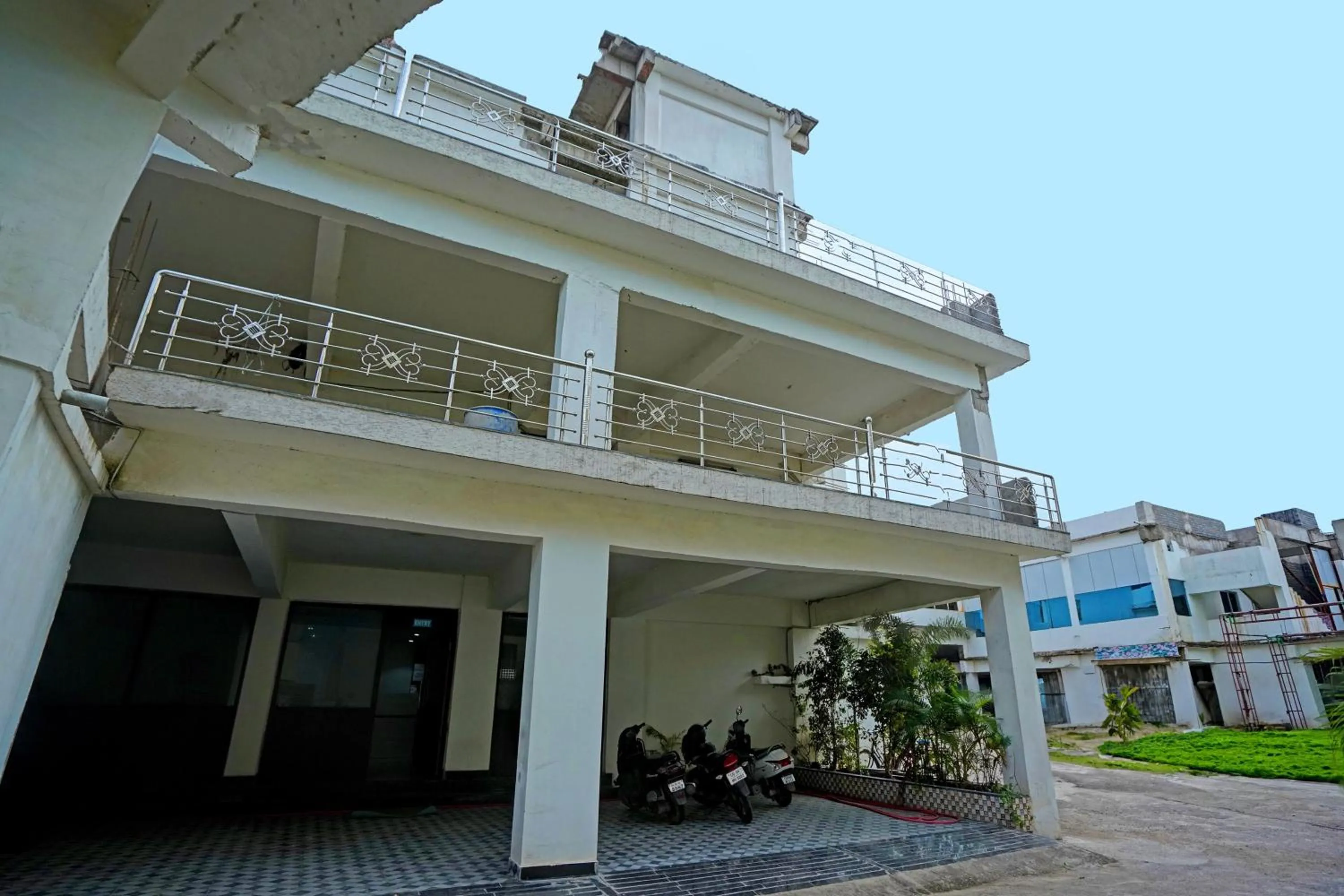 Facade/entrance in Hotel O SS Palace