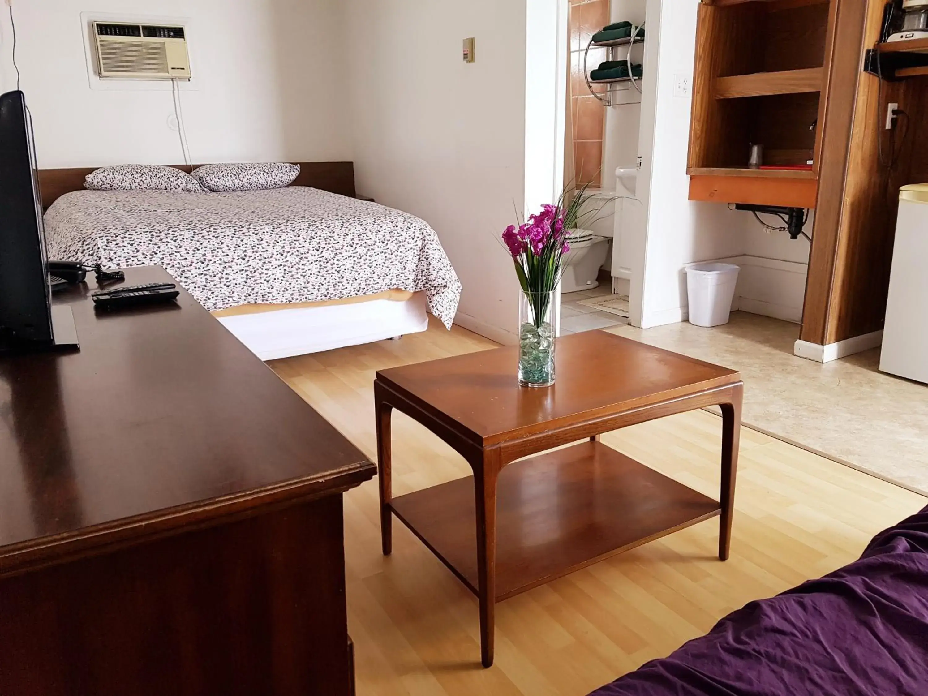 Standard Queen Room in Caravan Motel Standard Queen Room in Caravan Motel