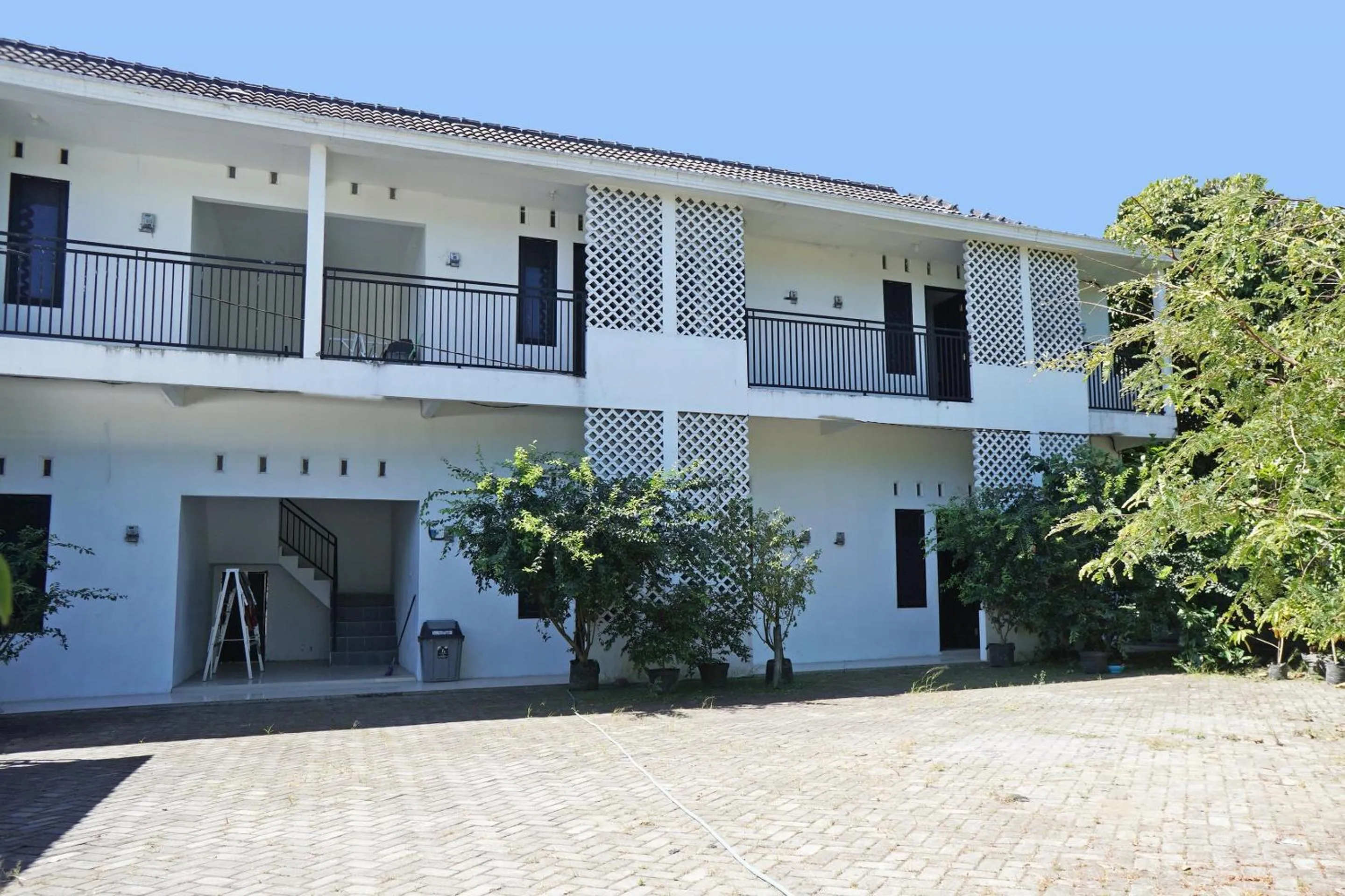Facade/entrance in Hotel O Kost Putih Syariah