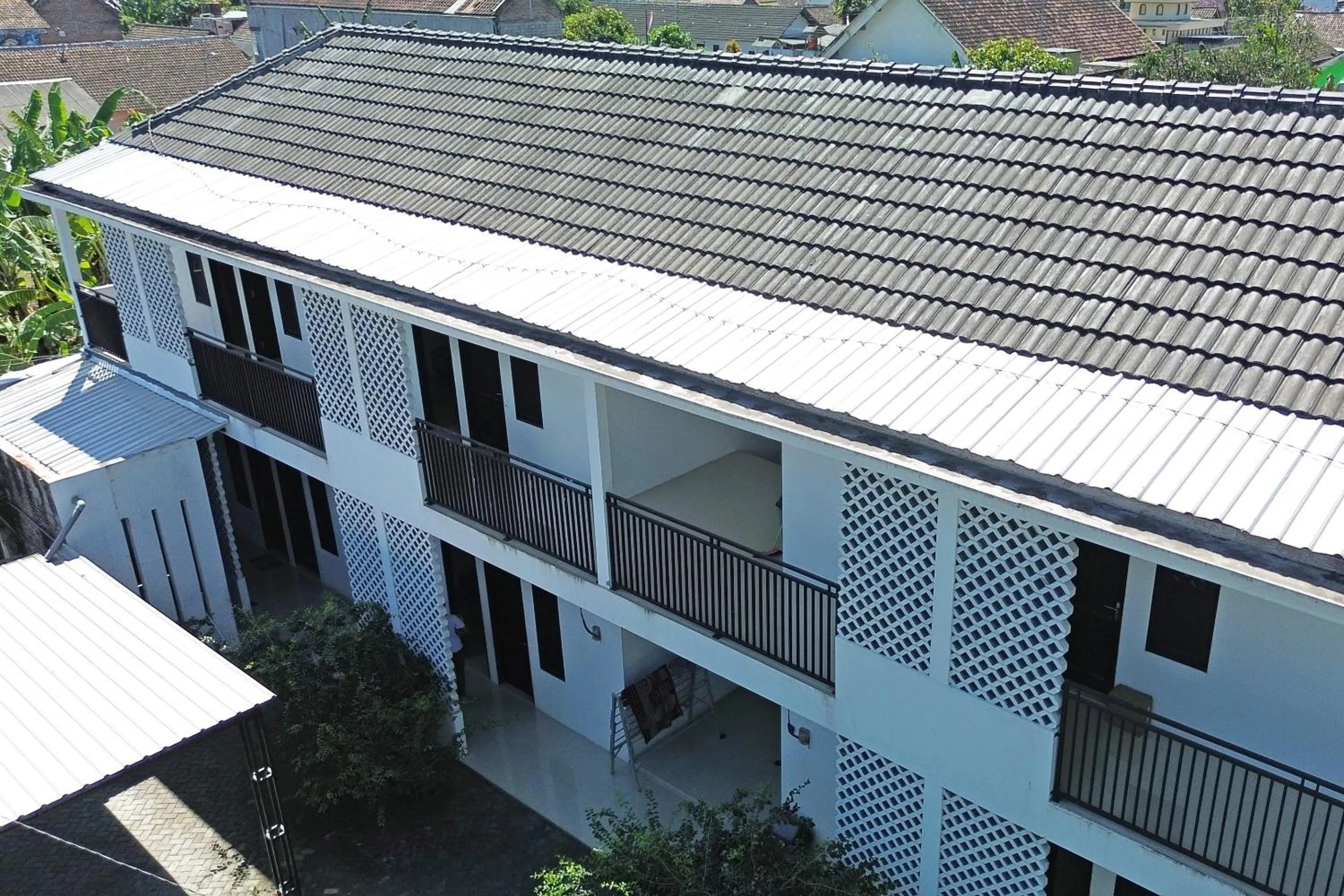 Facade/entrance in Hotel O Kost Putih Syariah