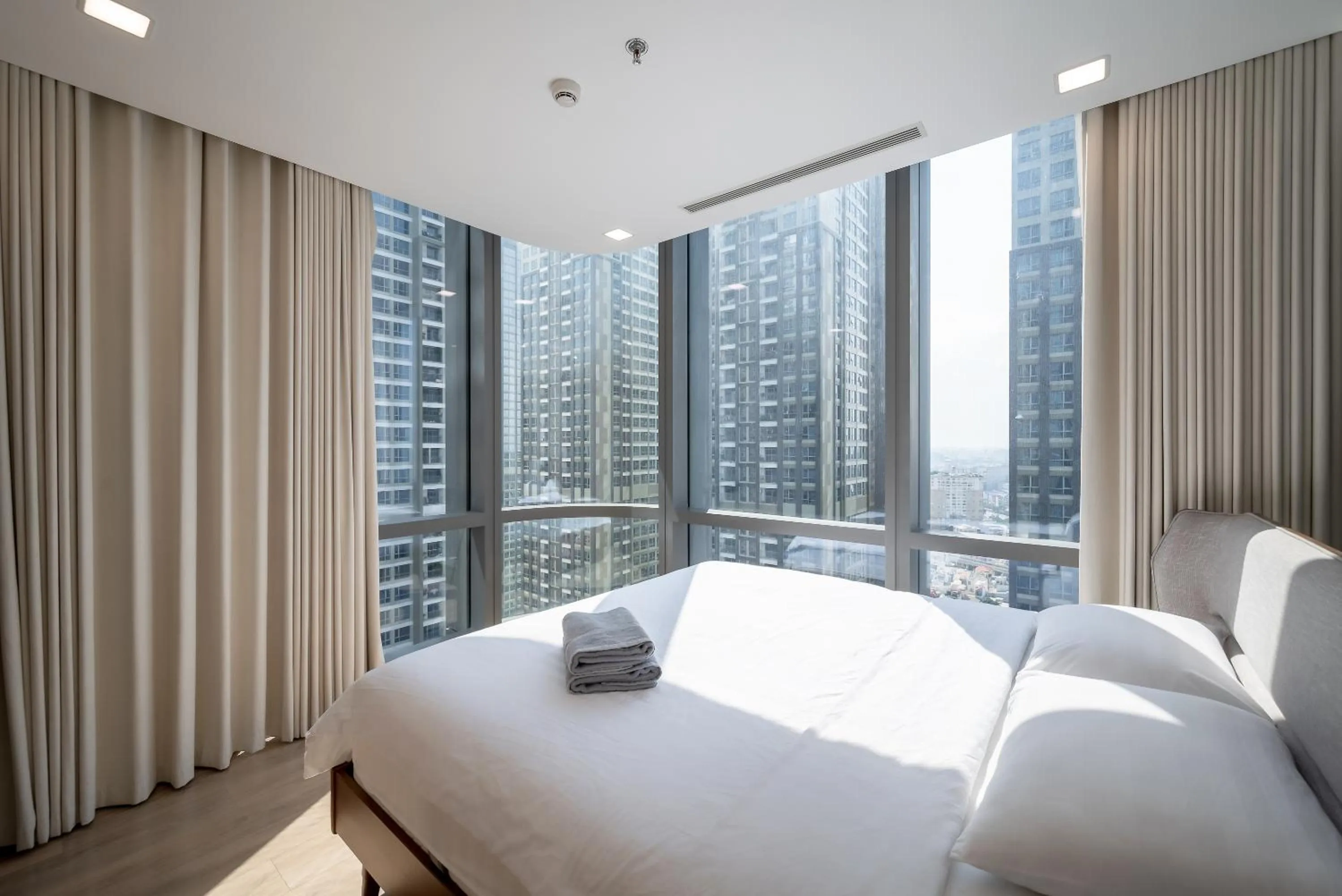 Bed in LANDMARK 81 CONDOTEL CBD in HCMC