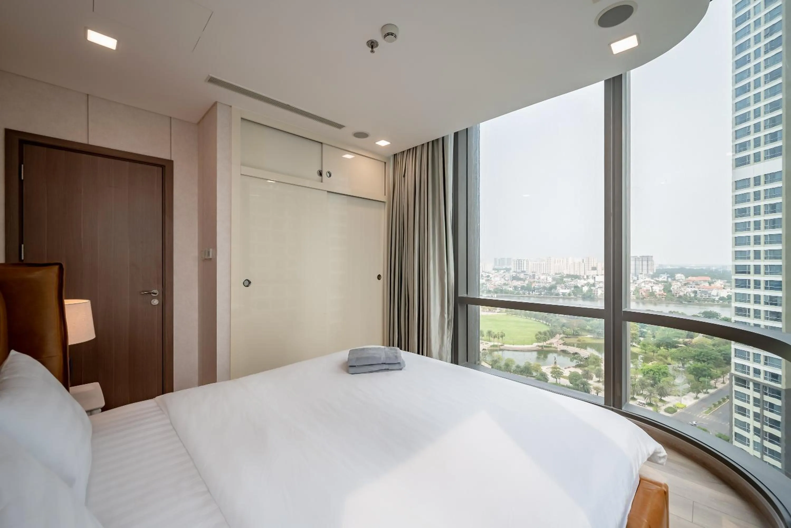 Bed in LANDMARK 81 CONDOTEL CBD in HCMC