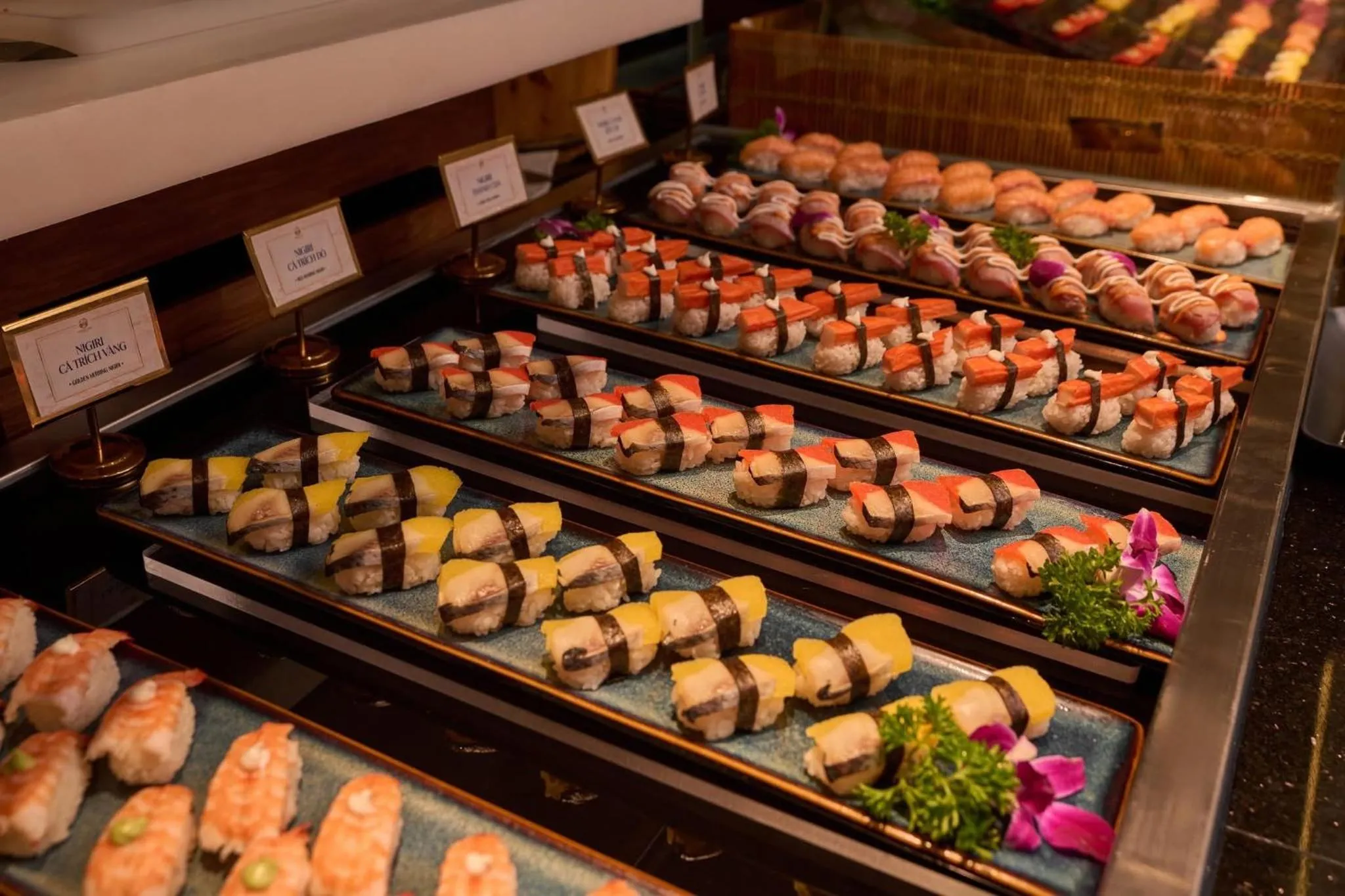 Restaurant/places to eat in LANDMARK 81 CONDOTEL CBD in HCMC