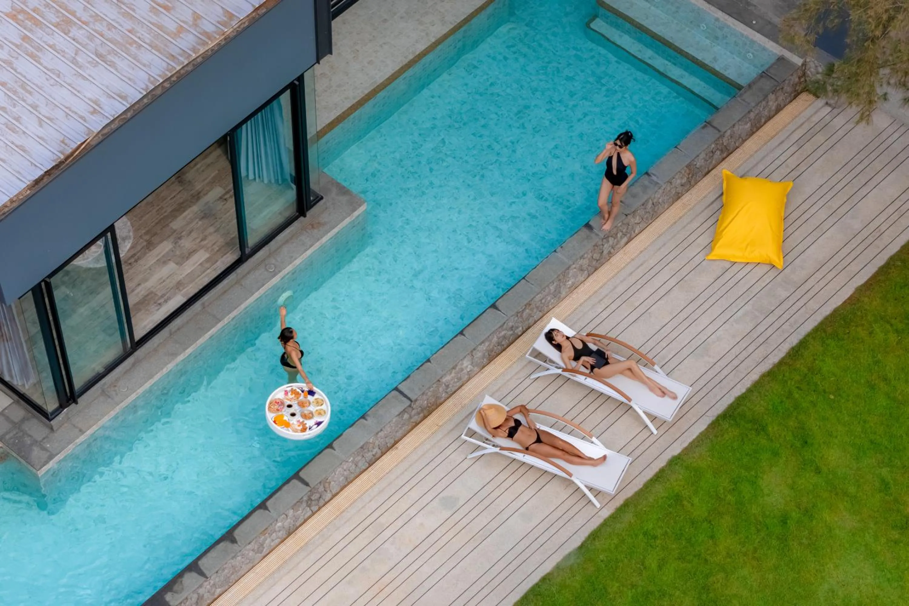 Swimming pool in Emmarin Villa