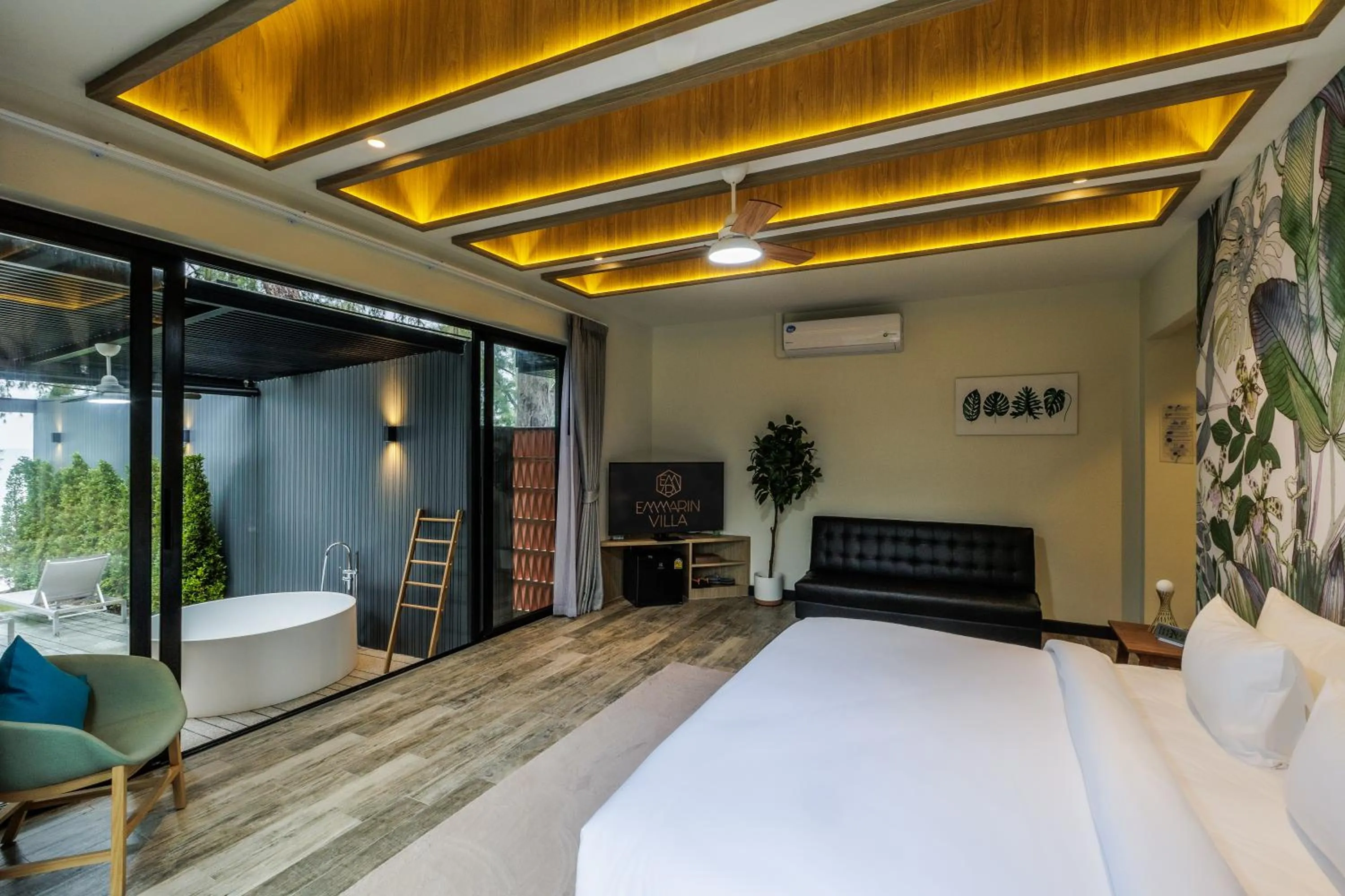 Bed in Emmarin Villa