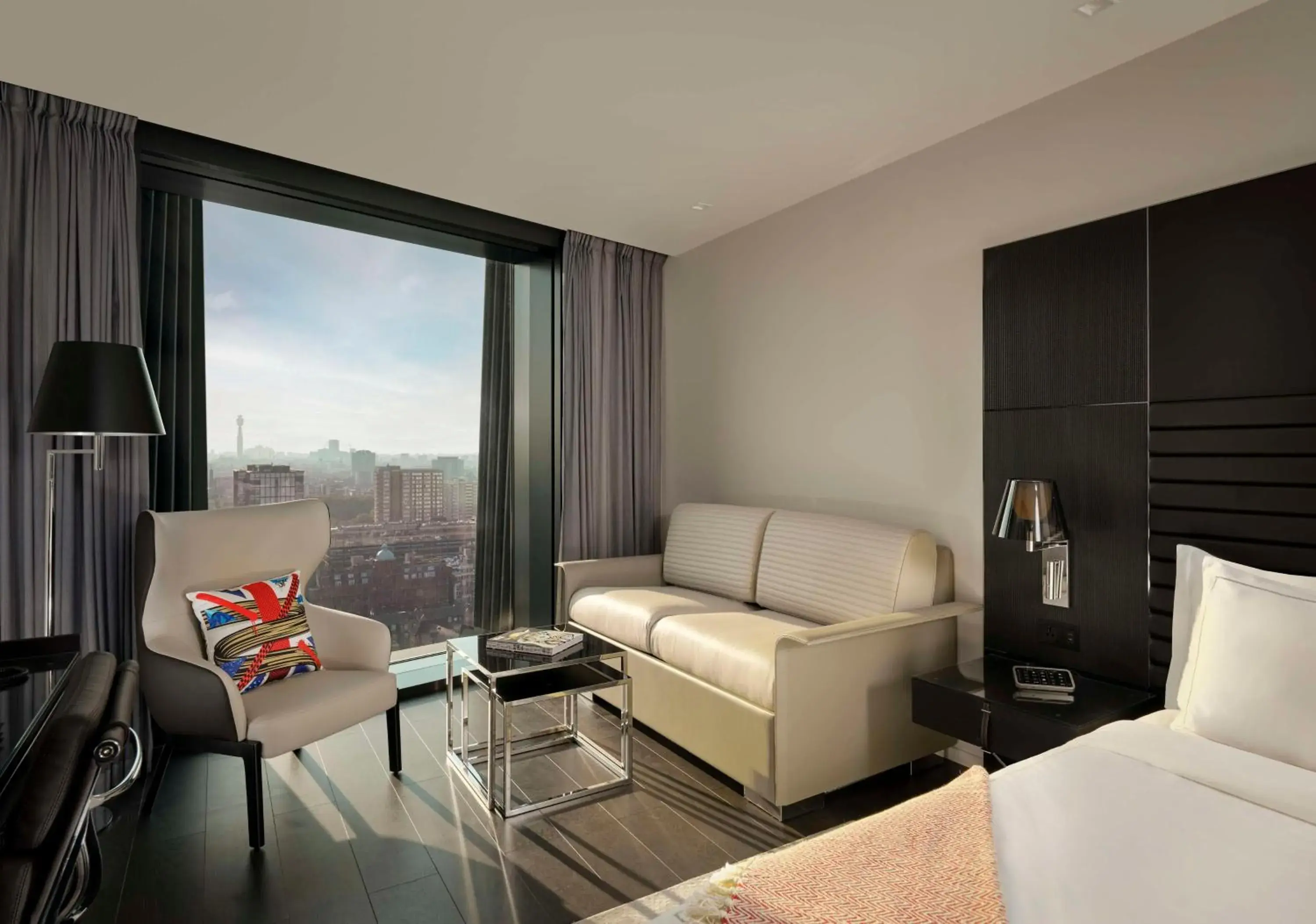 Art Room Studio Twin in art'otel London Hoxton, powered by Radisson Hotels Art Room Studio Twin in art'otel London Hoxton, powered by Radisson Hotels